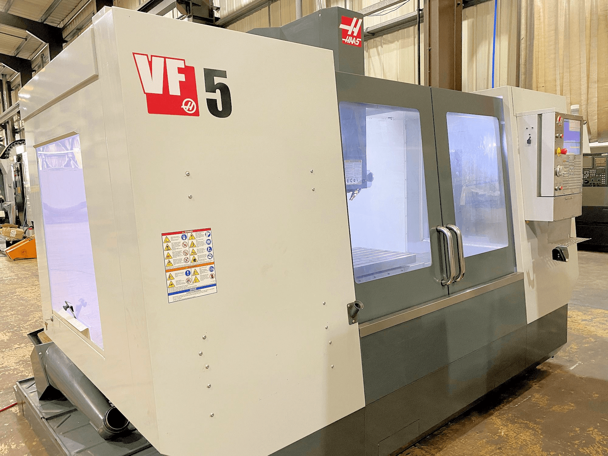 A HAAS VF-5 gép elölnézete