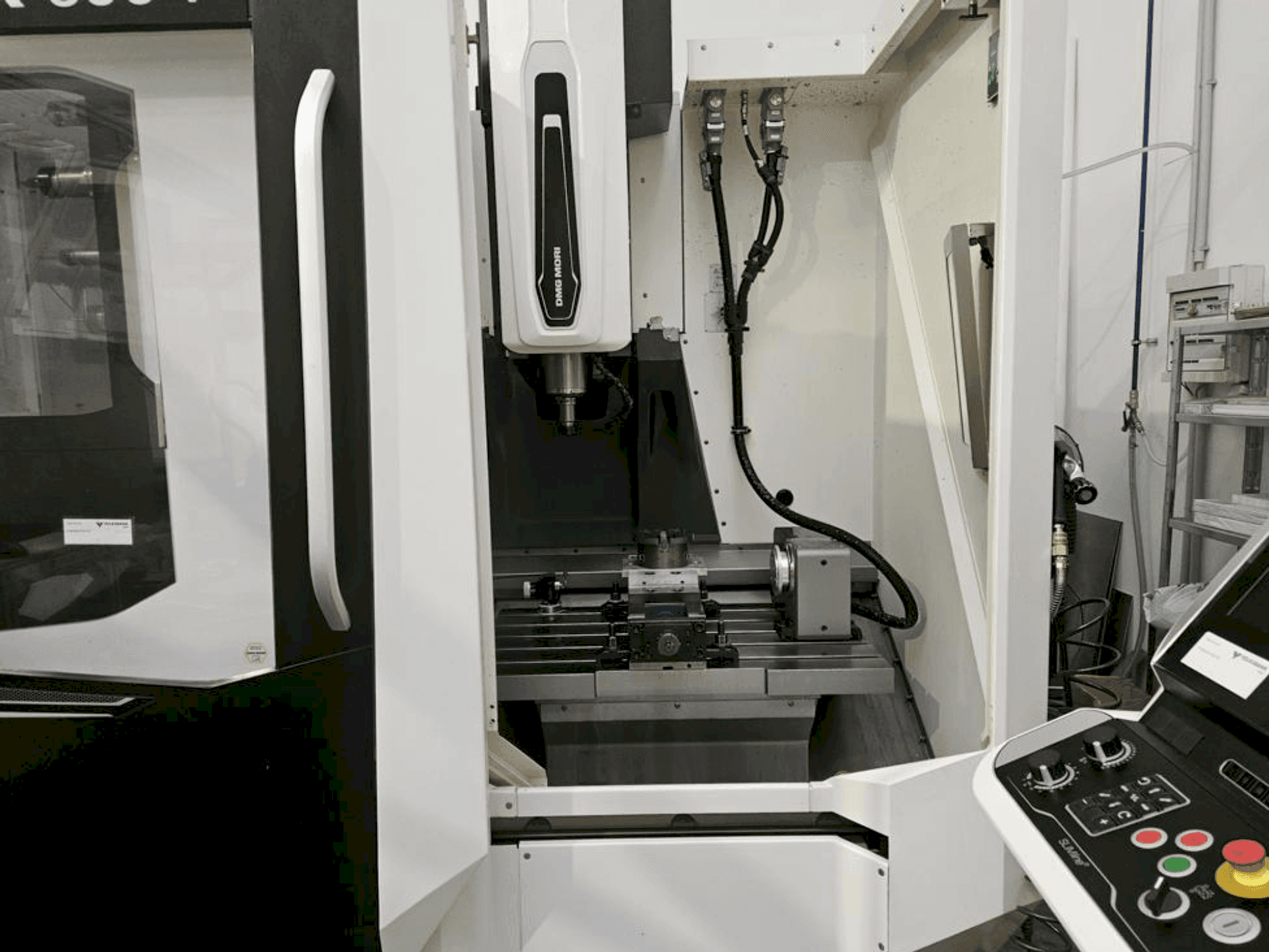 A DMG MORI CMX 600 V gép elölnézete