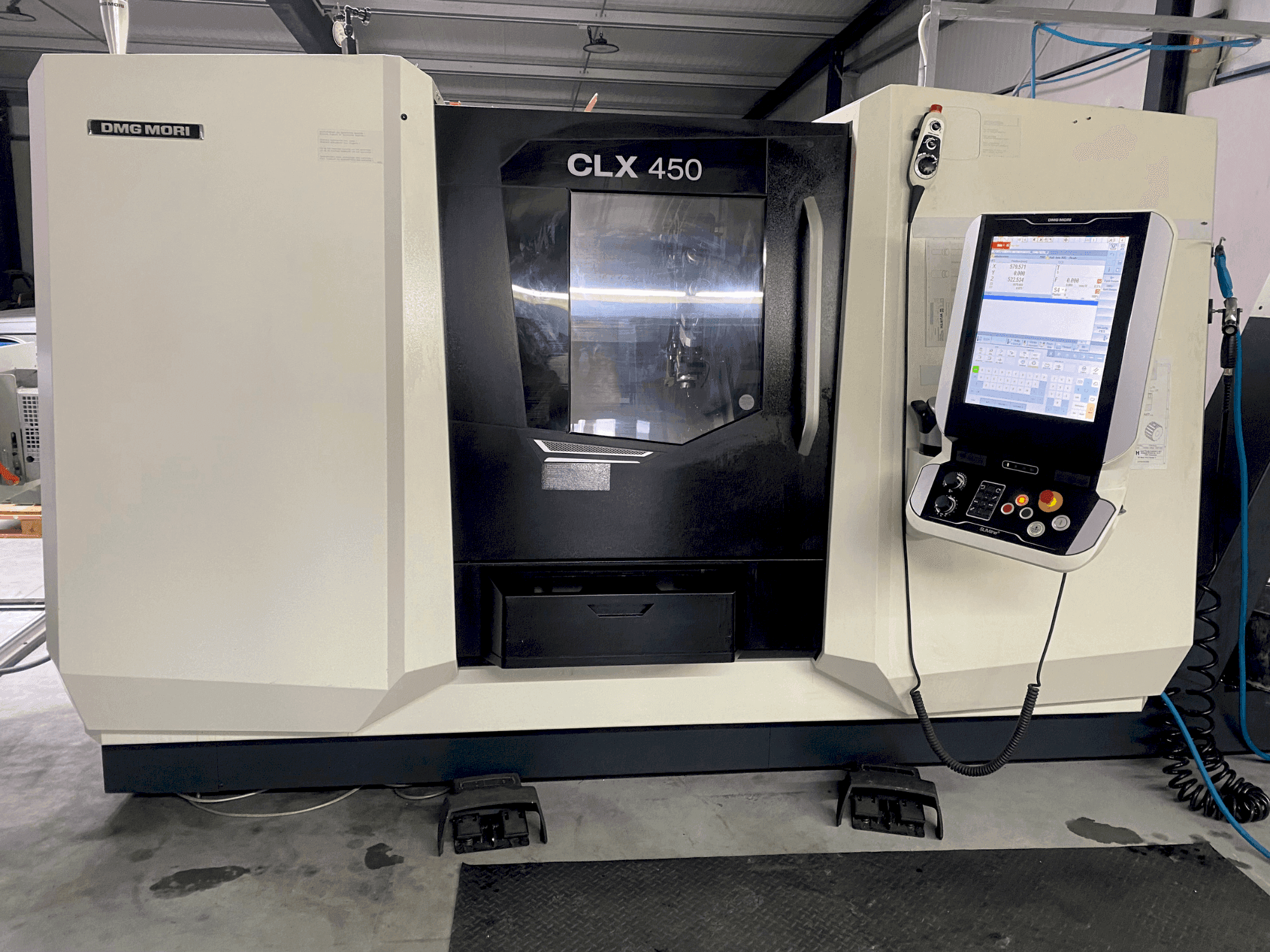 A DMG MORI CLX 450 V6 gép elölnézete