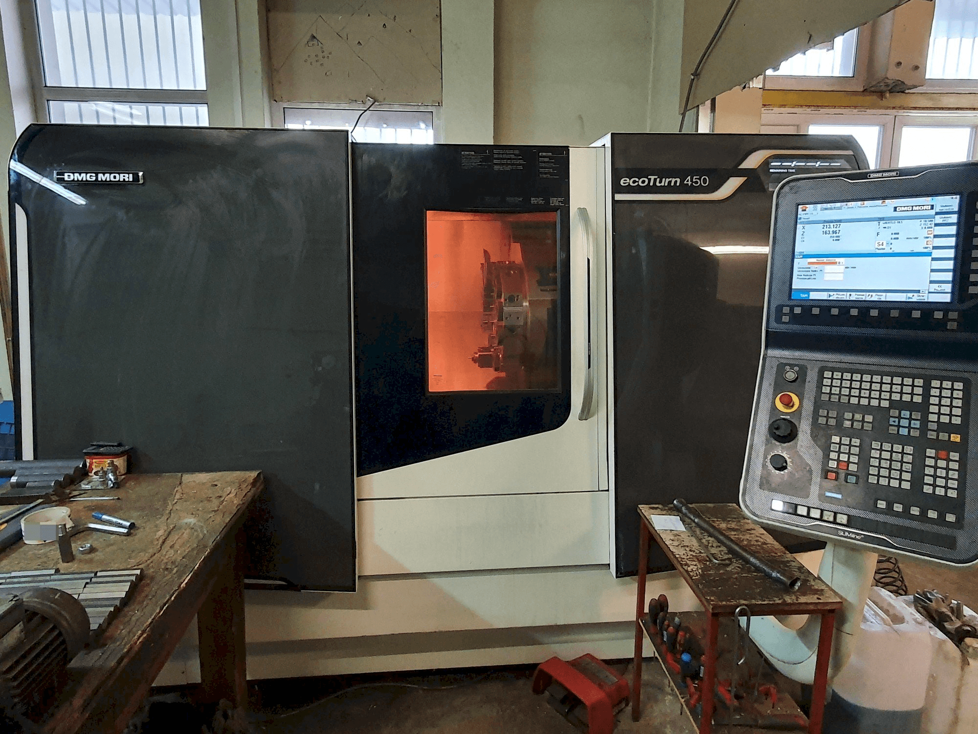 A DMG MORI ecoTurn 450 gép elölnézete