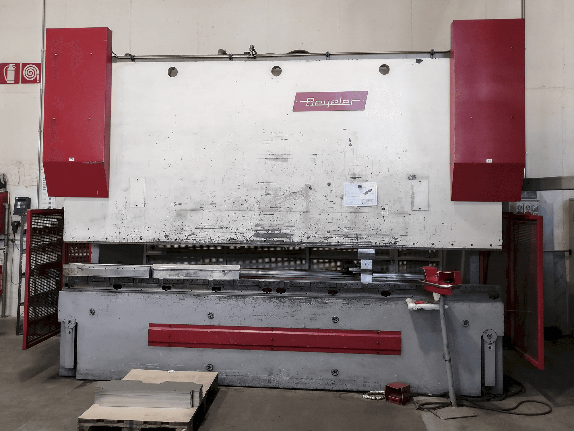 A BEYELER PR6 gép elölnézete