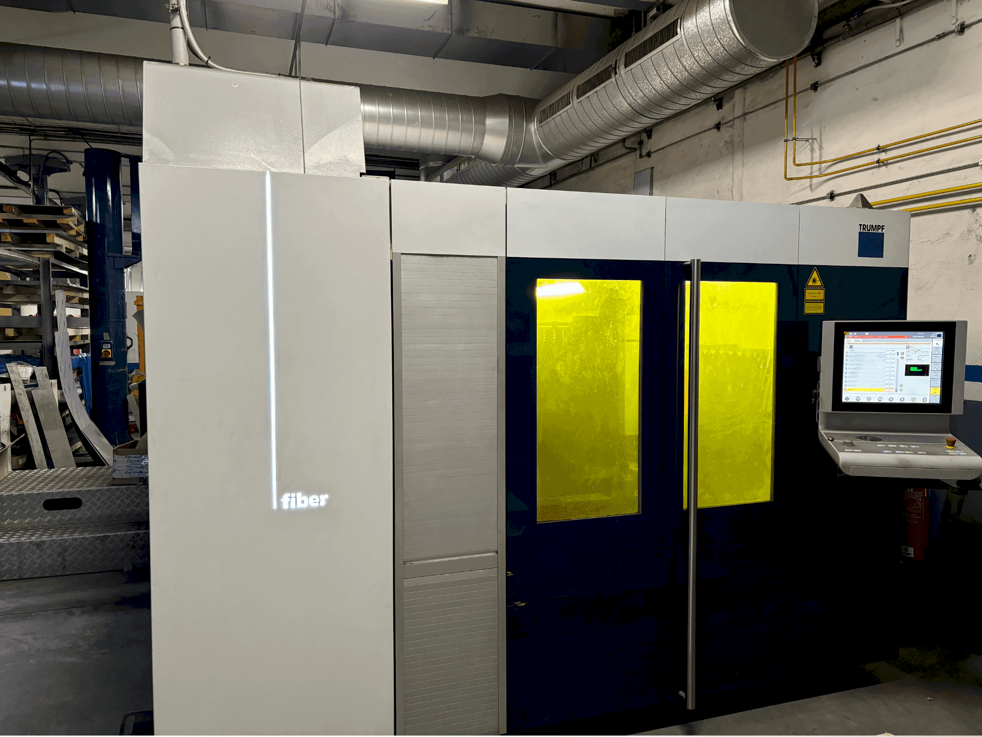 A TRUMPF TRULASER 3030 FIBER gép elölnézete