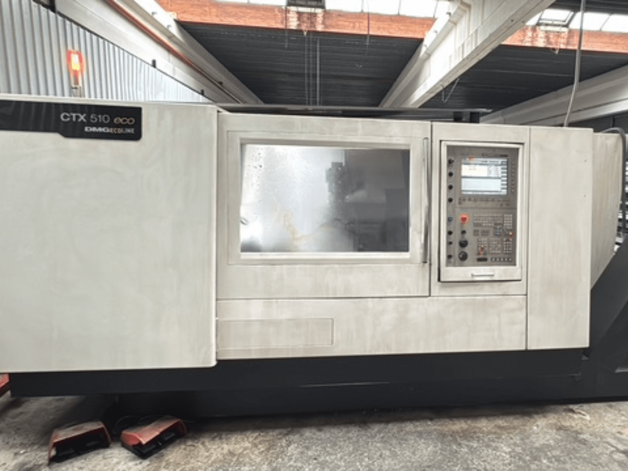 DMG CTX 510 ecoline vízszintes eszterga, elölnézet, amelyen látható a kezelőpanel és a gép testén található ablak.