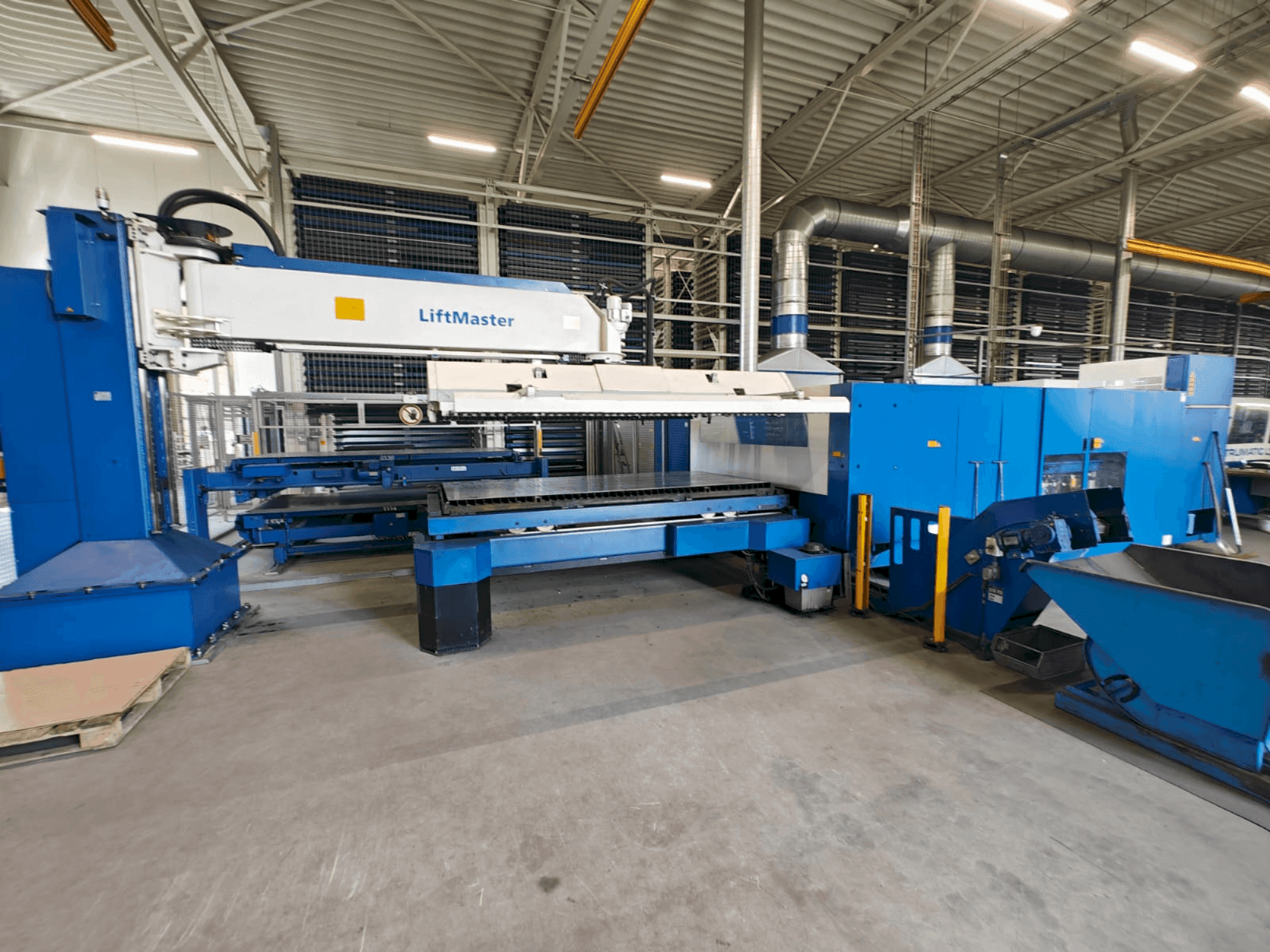 A TRUMPF TruLaser 5030 classic 6,0kW + LiftMaster gép elölnézete