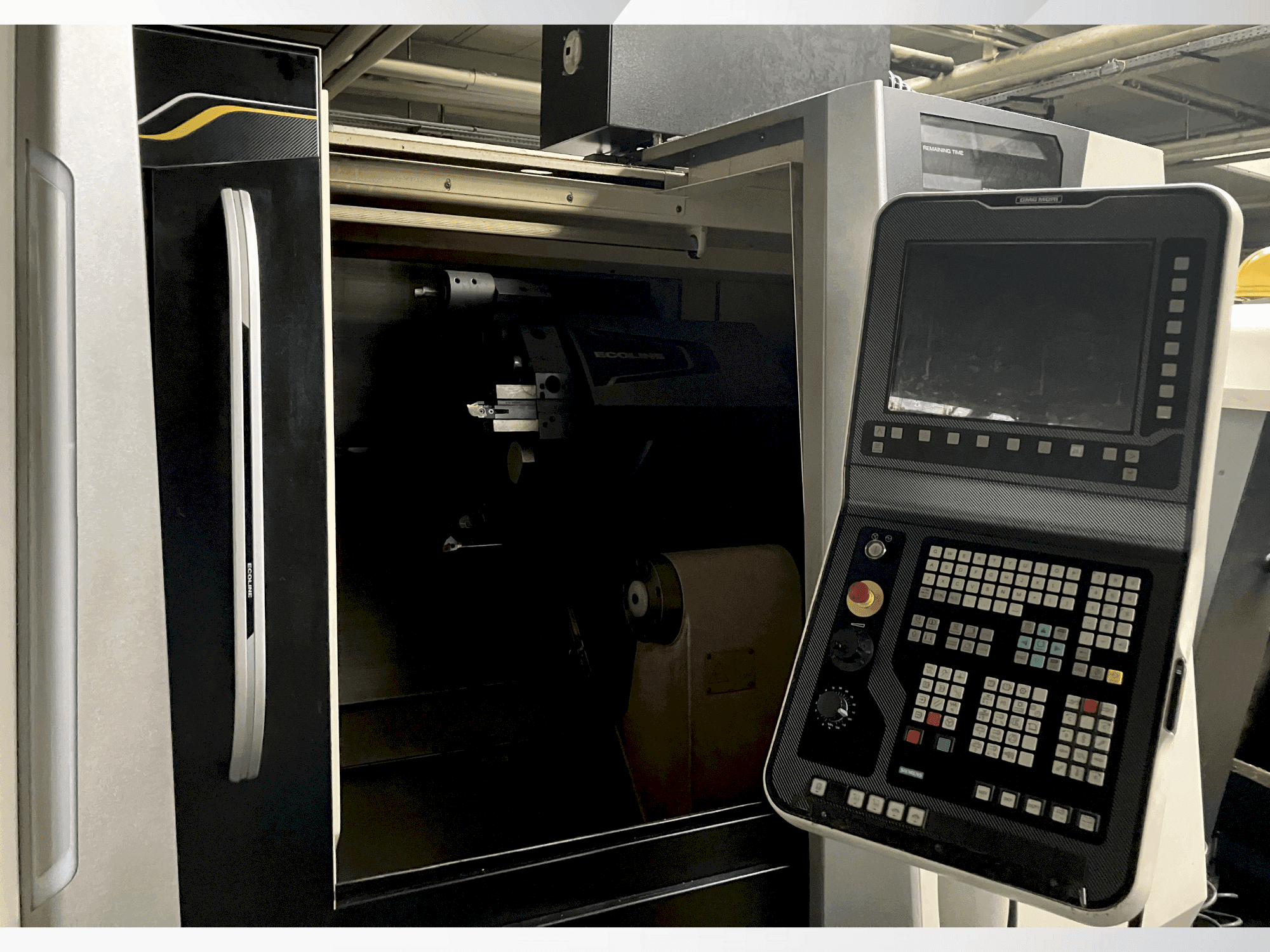 A DMG MORI ecoTurn 450 V1 gép elölnézete