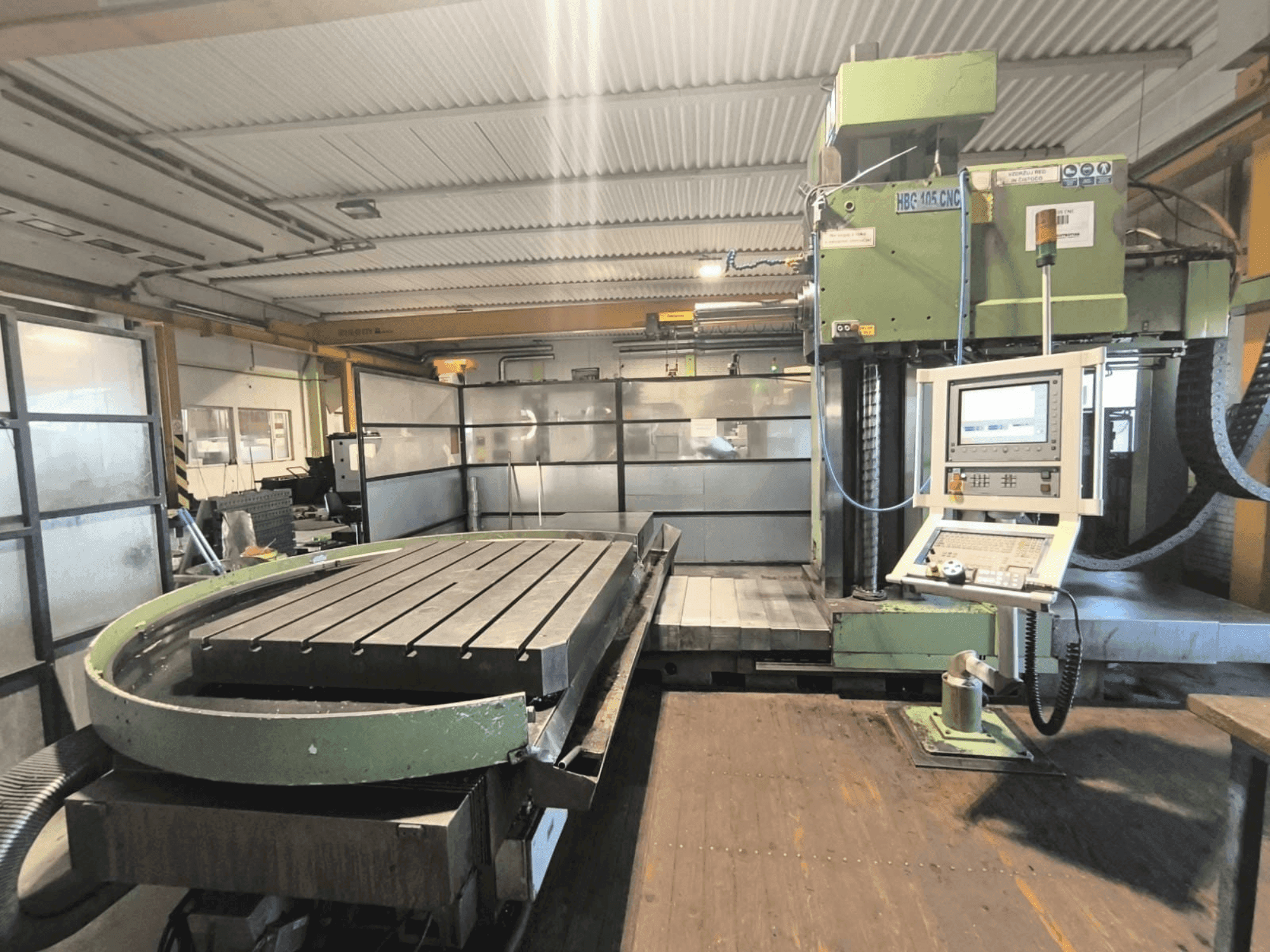A MONTAVAR HBG 105 CNC gép elölnézete