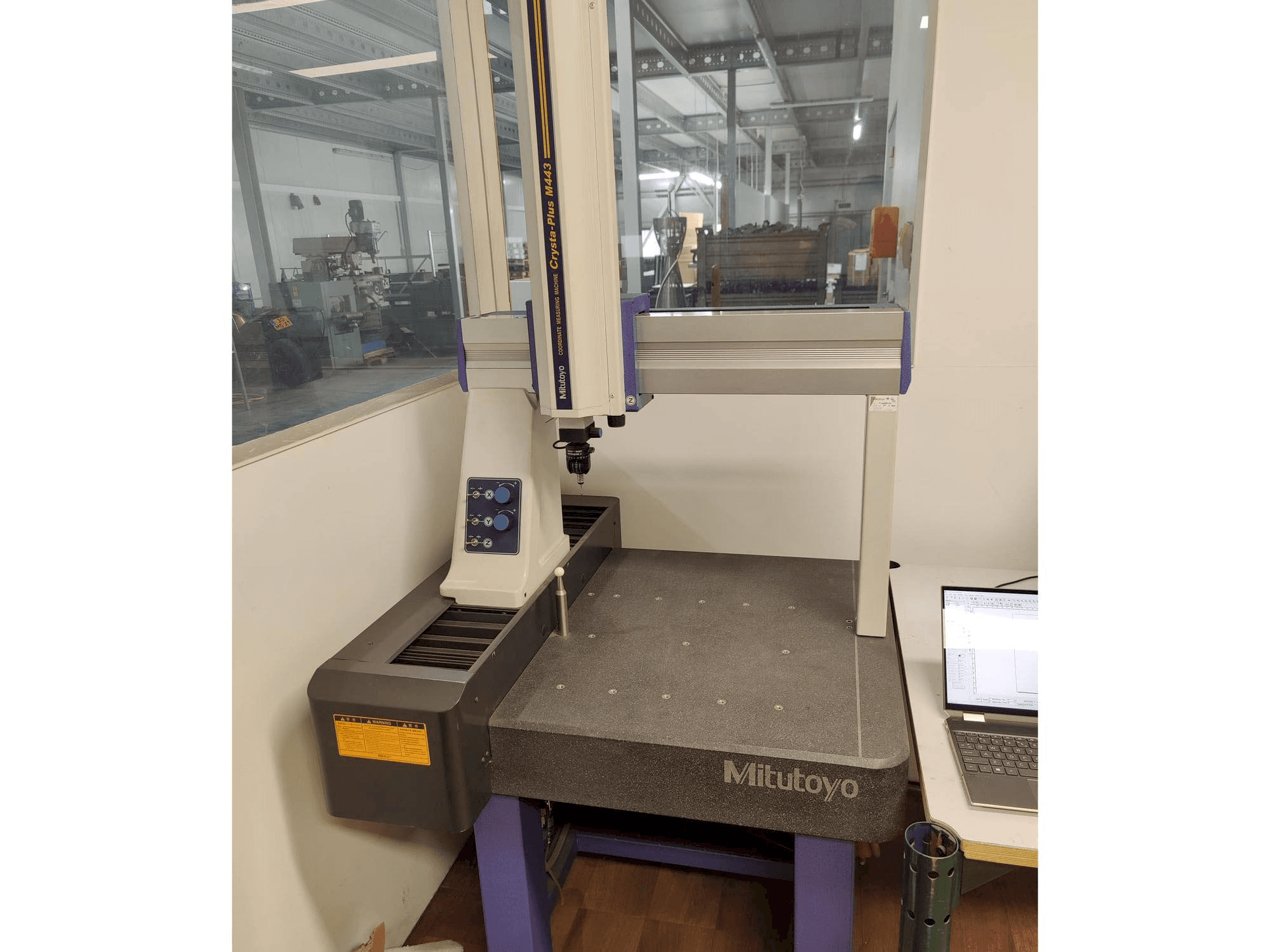 A Mitutoyo Crysta-Plus M443 gép elölnézete