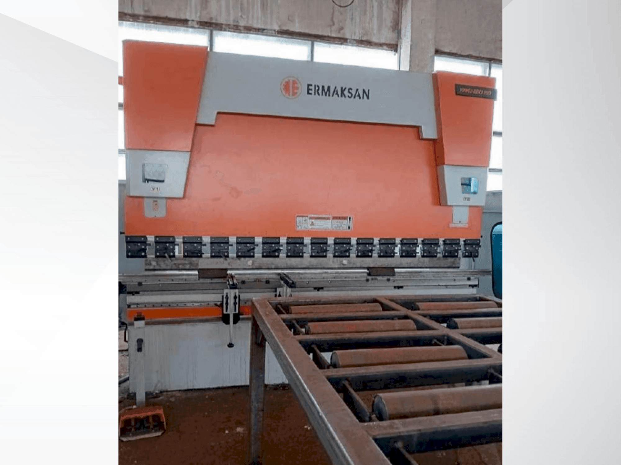A ERMAKSAN POWER BEND PRO 3100-175 gép elölnézete