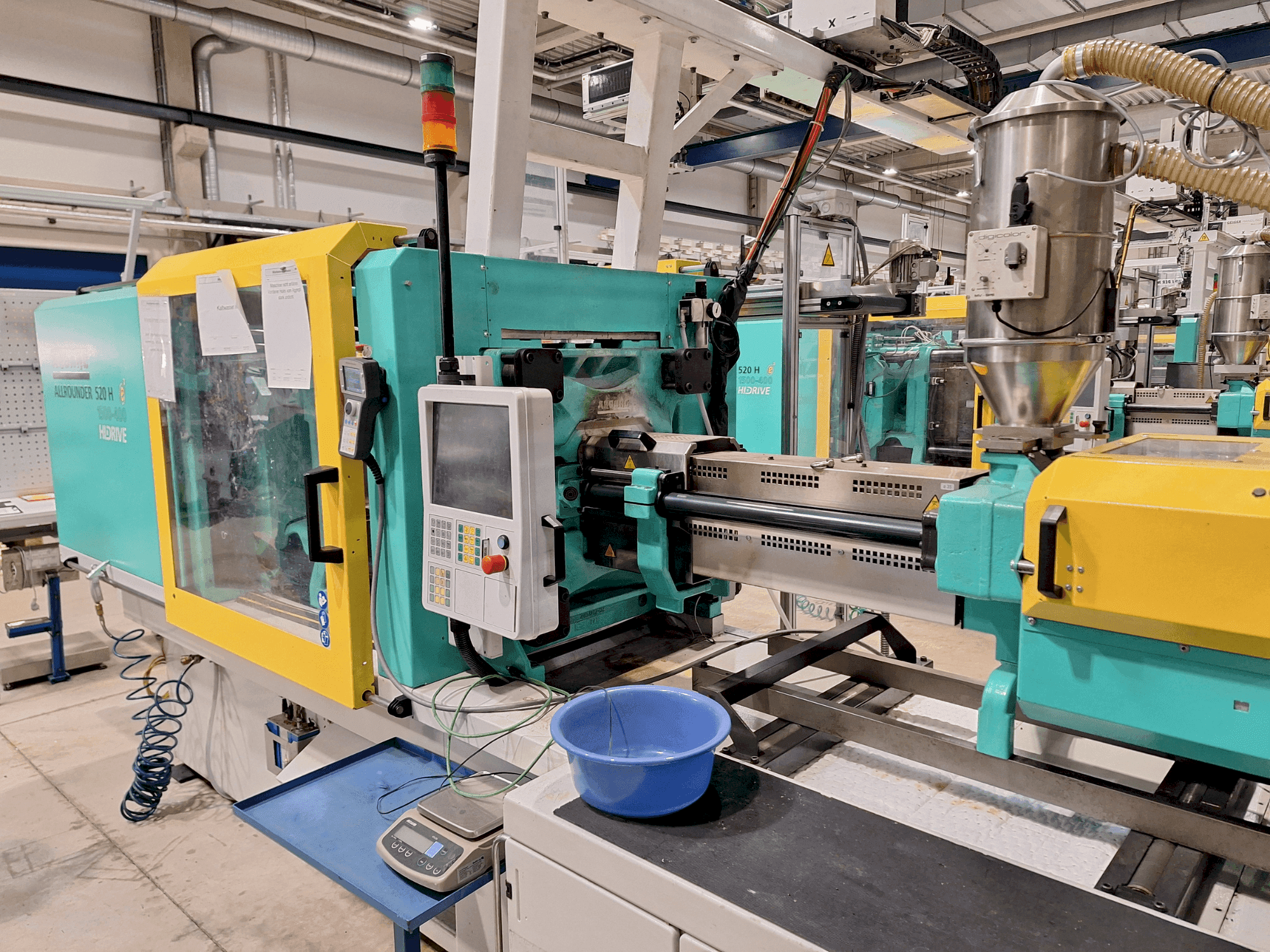 A Arburg 520 H 1500-400 gép elölnézete