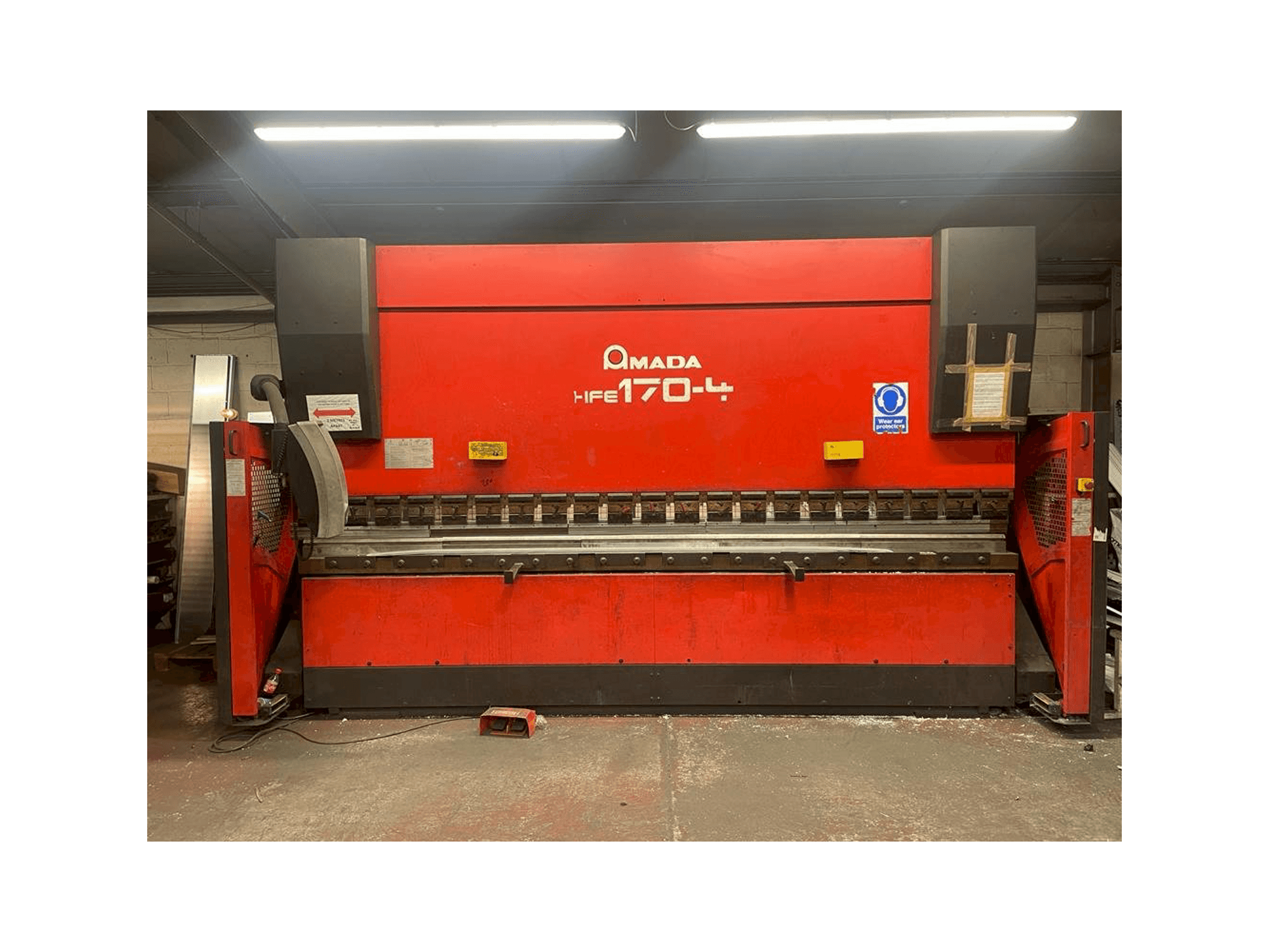 A AMADA HFE 170-4 gép elölnézete
