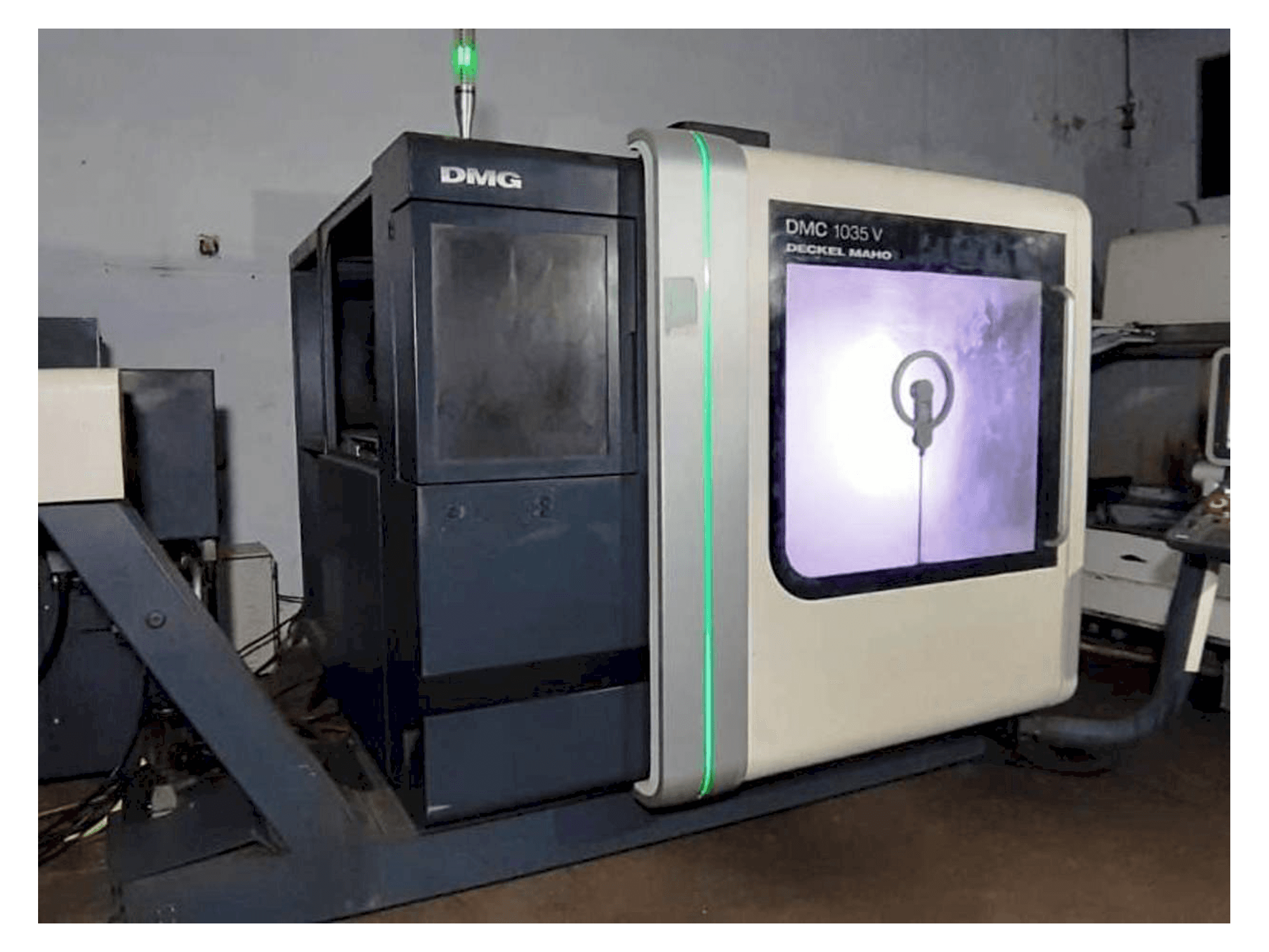 A DMG DMC 1035 V gép elölnézete