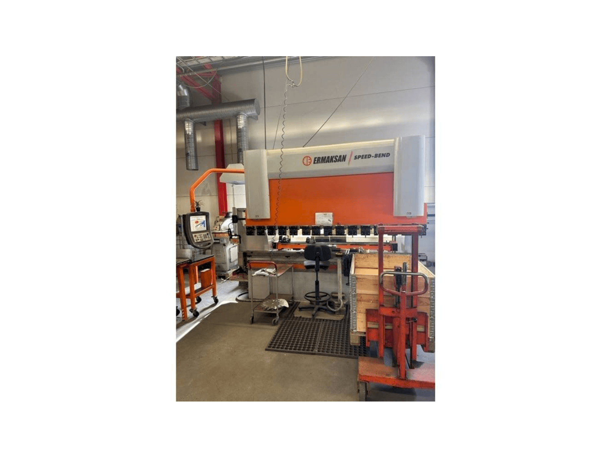 A ERMAKSAN Speedbend 3135 gép elölnézete