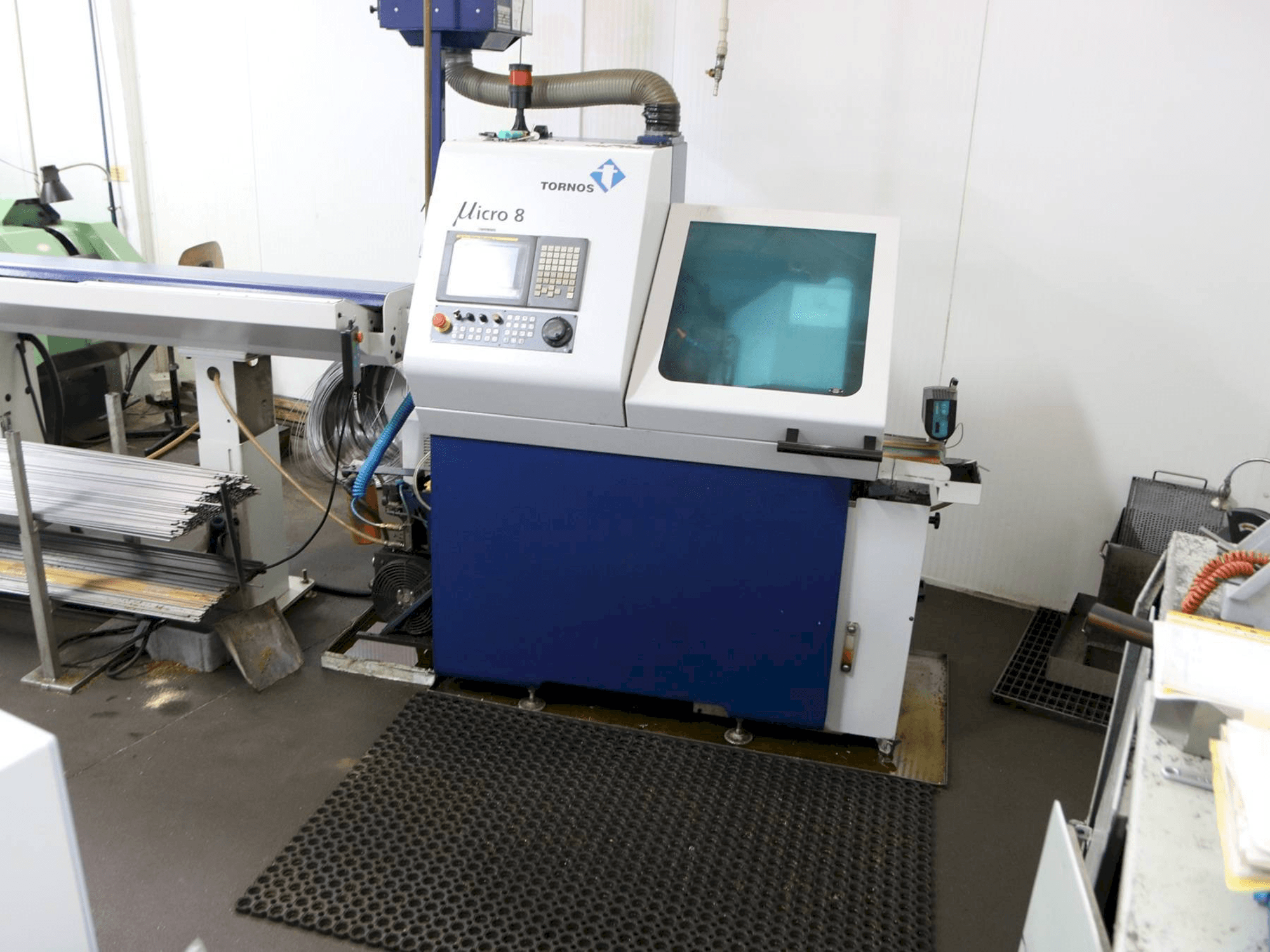 A Tornos Micro 8 gép elölnézete