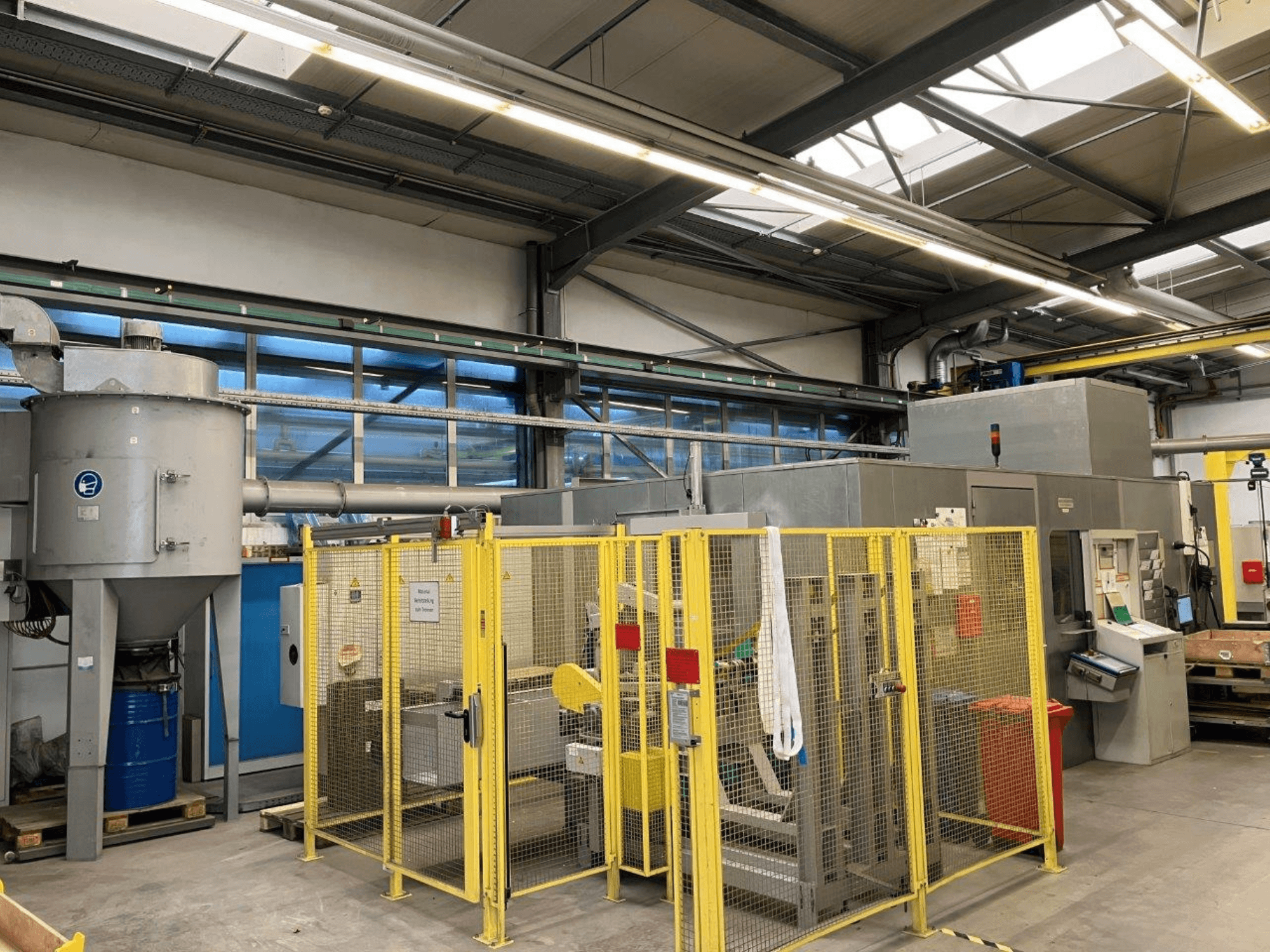 HARALD BAUGMARTEN TM 400 S centrum nélküli köszörűgép, elölnézetben, látható a biztonsági burkolat és az elszívórendszer.