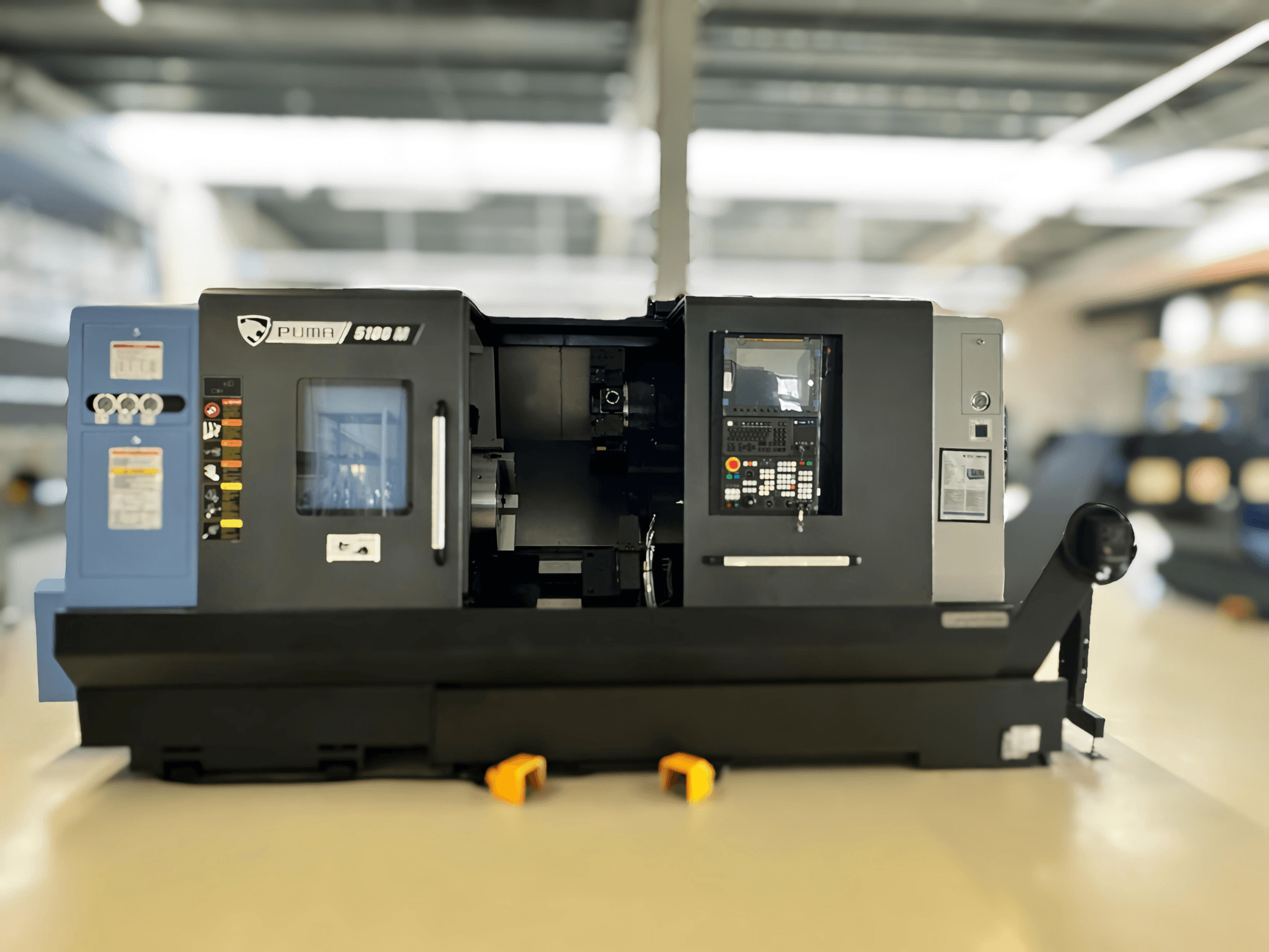 A DN SOLUTIONS PUMA 5100 MB esztergaközpont elülső nézete, a vezérlőpanel és a megmunkálási terület bemutatása.