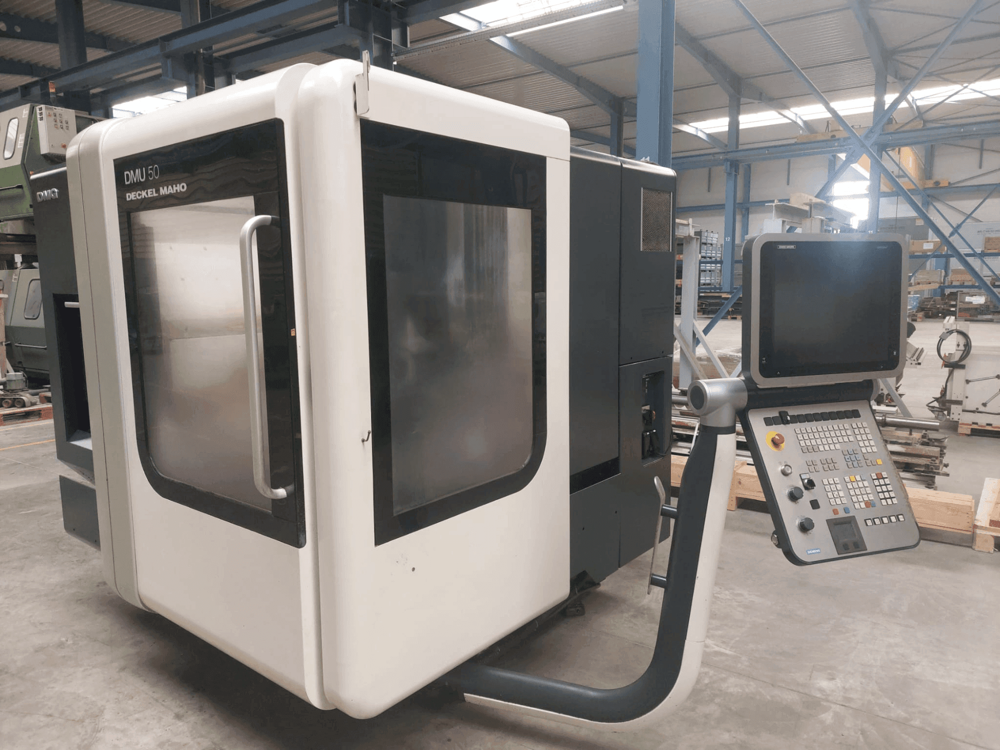 A DMG DECKEL MAHO DMU 50 gép elölnézete