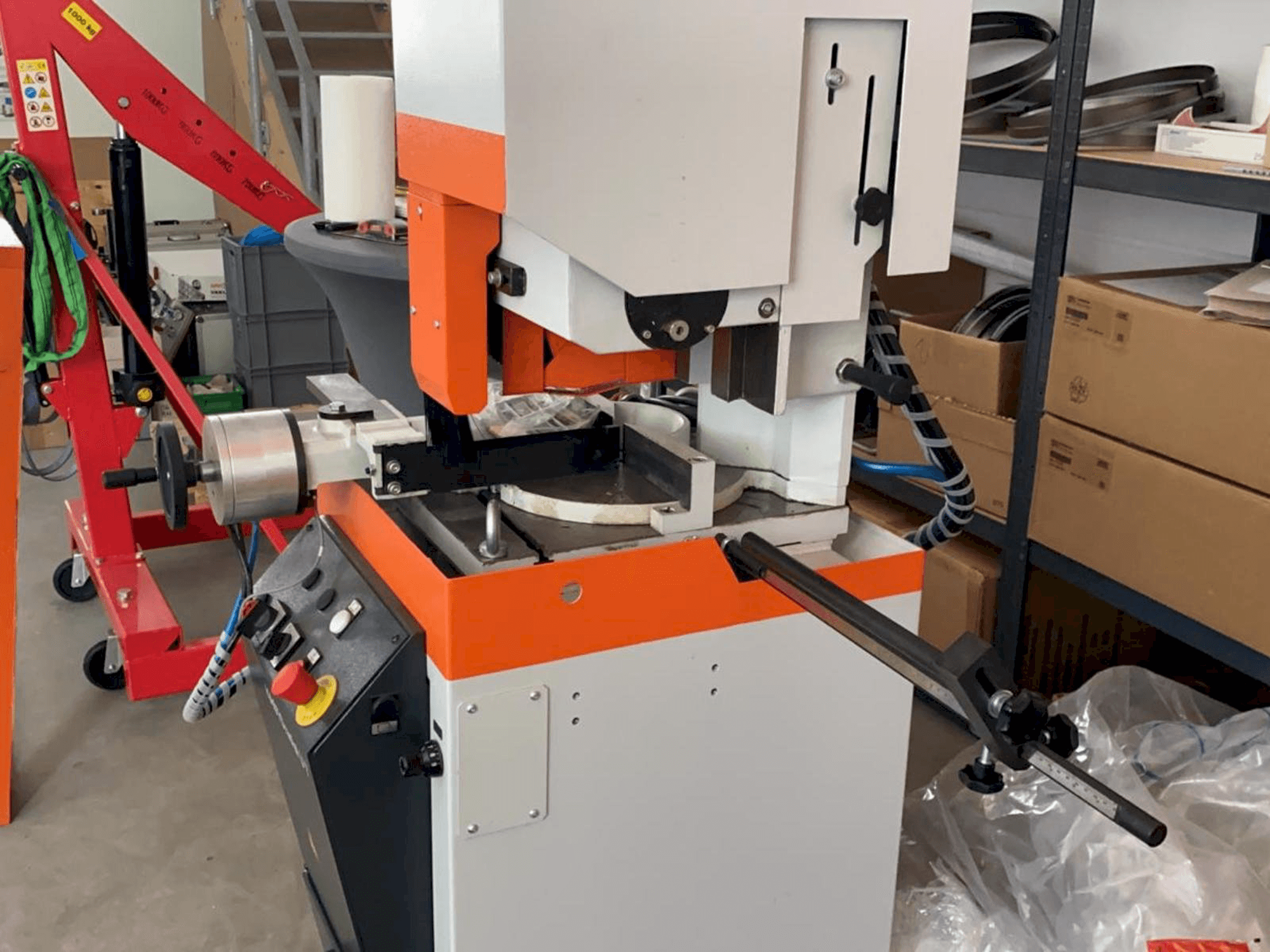 A KASTO Radial U7 gép oldalnézete