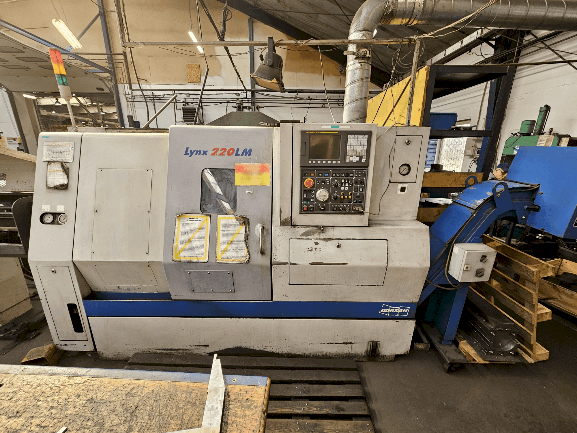 A DOOSAN LYNX 220LMA gép elölnézete