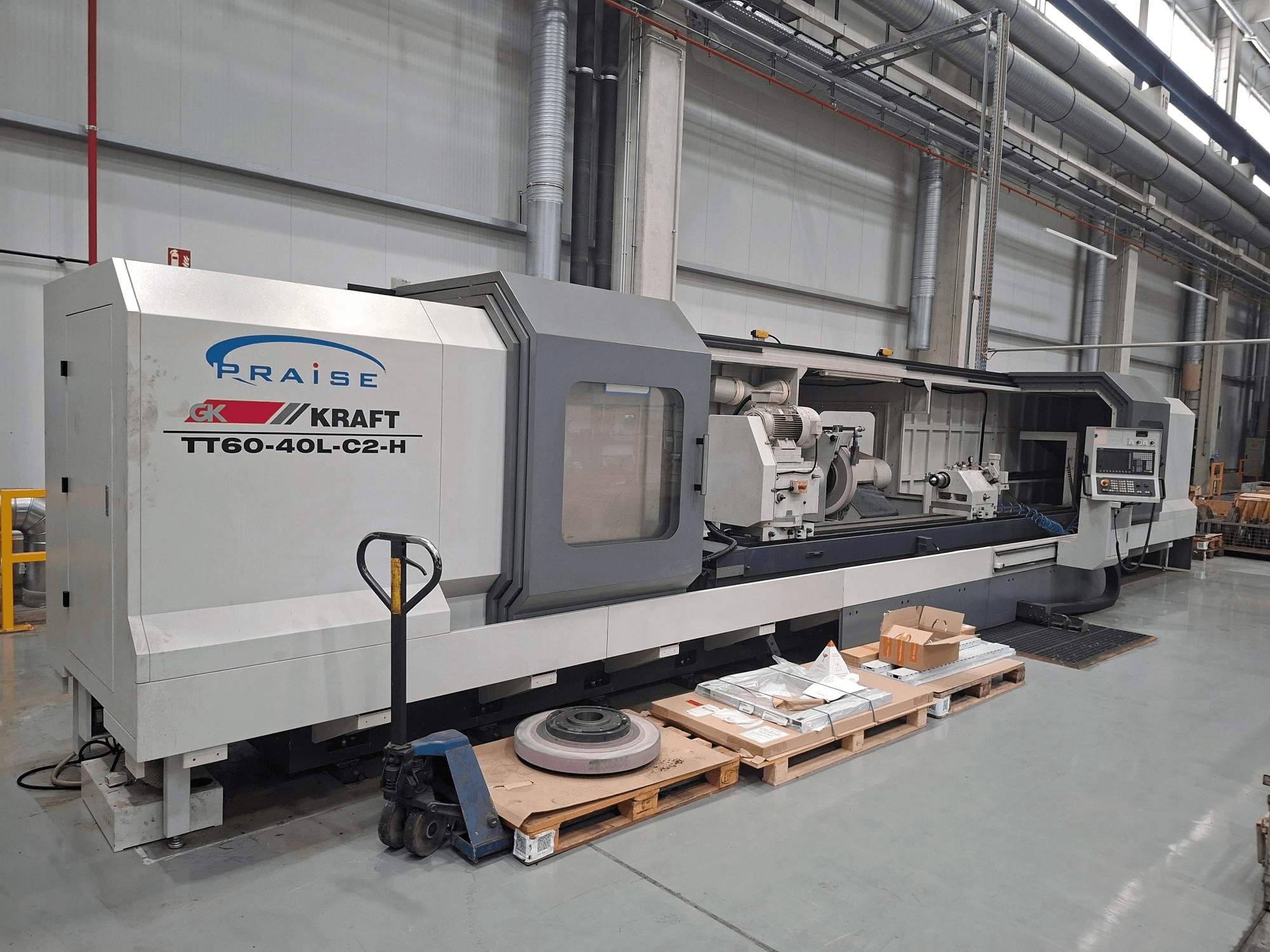 KRAFT TT60-40L-C2-H hengeres köszörűgép, oldalnézet, a kezelőszervekkel és a köszörűkoronggal, műhelyi környezetben.
