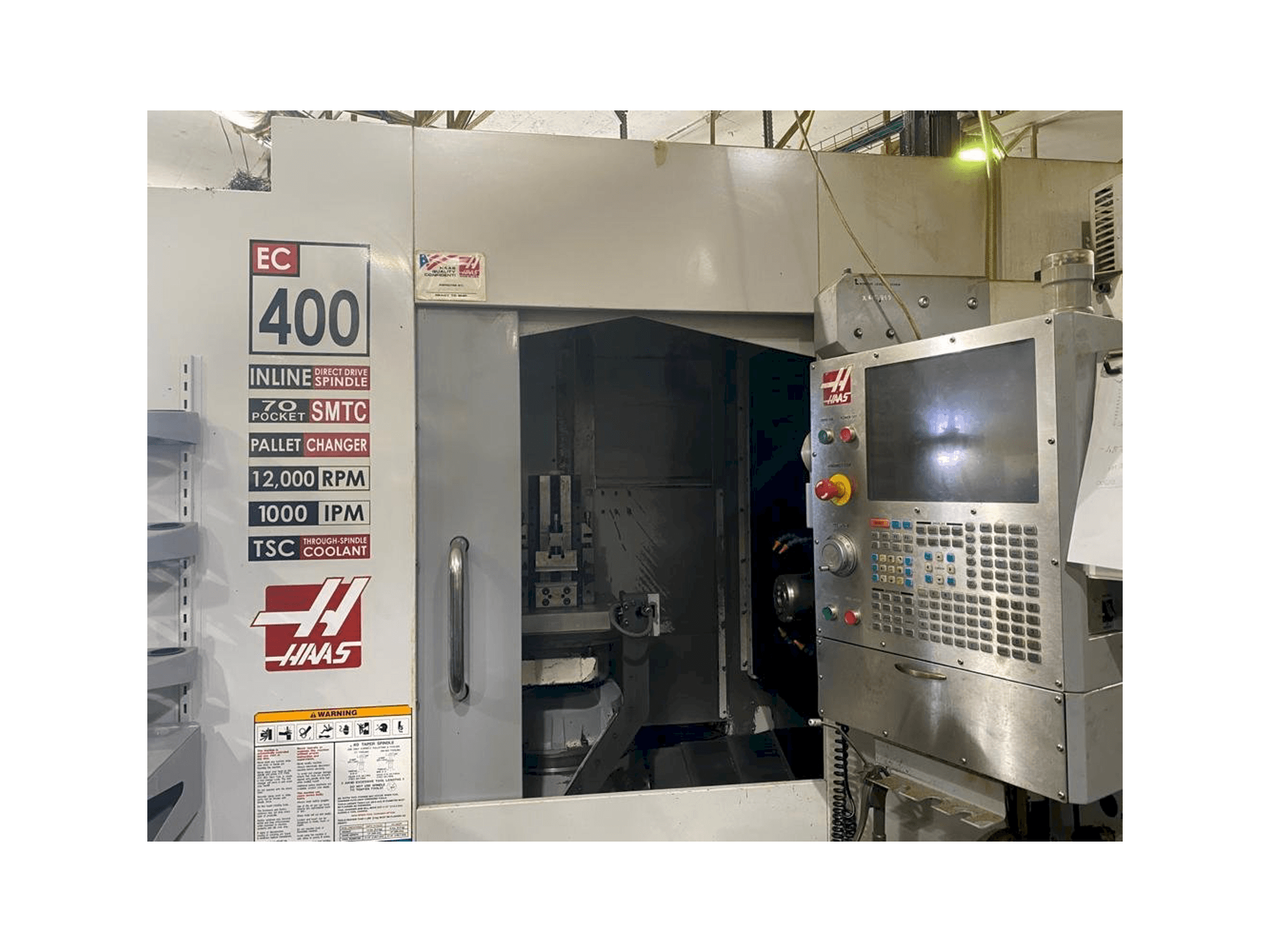 A HAAS EC-400 gép elölnézete
