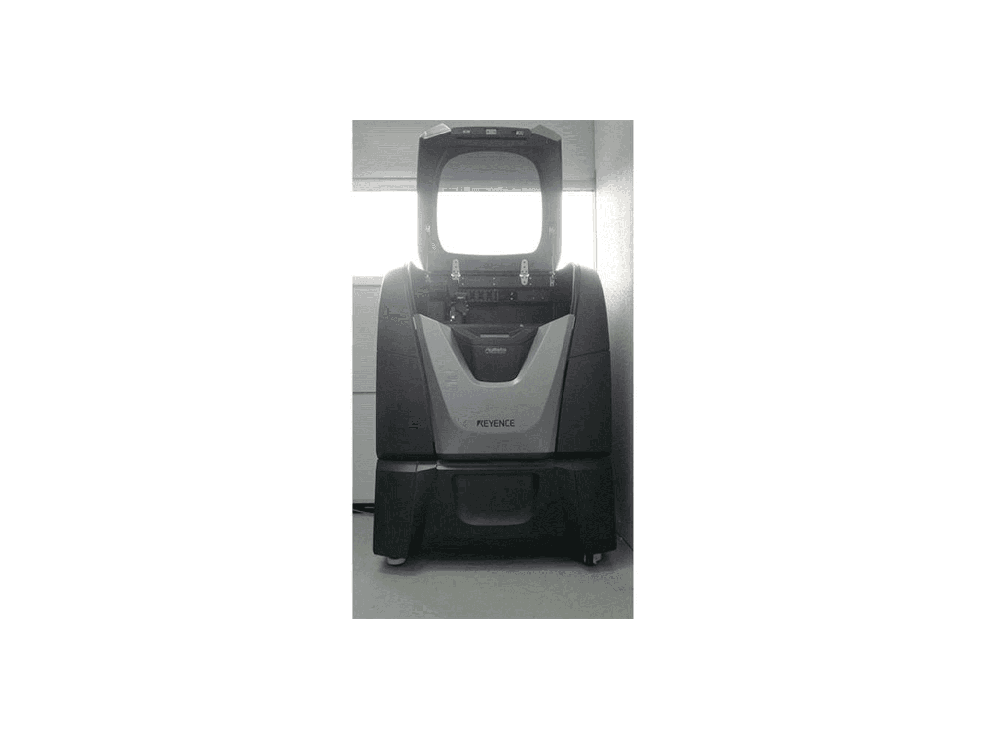 A KEYENCE Agilista-3200W gép elölnézete