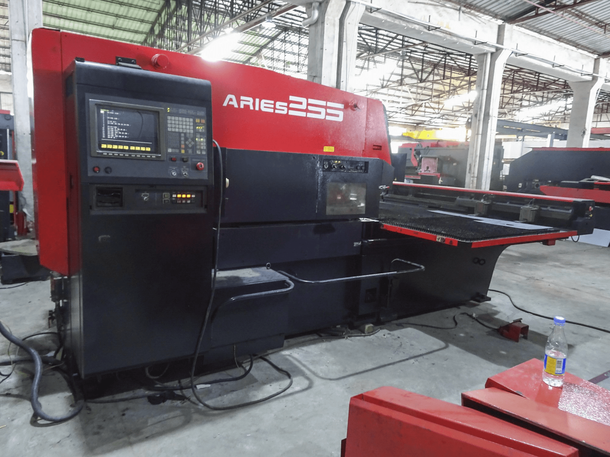 A AMADA ARIES 255 gép bal oldali nézete