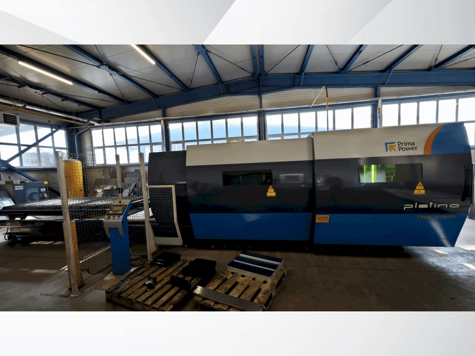 A Prima Power PLATINO FIBER gép elölnézete