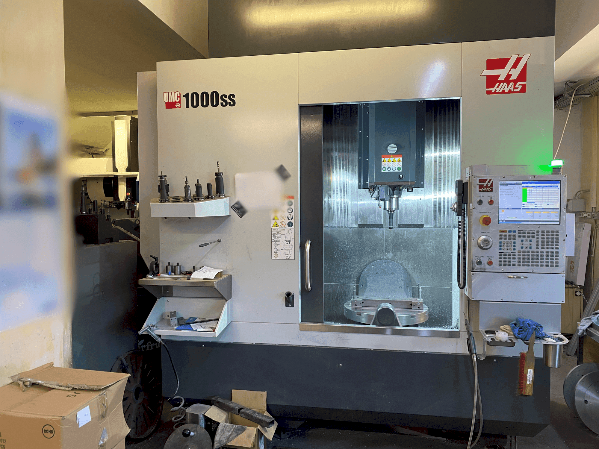 A HAAS UMC-1000SS gép elölnézete