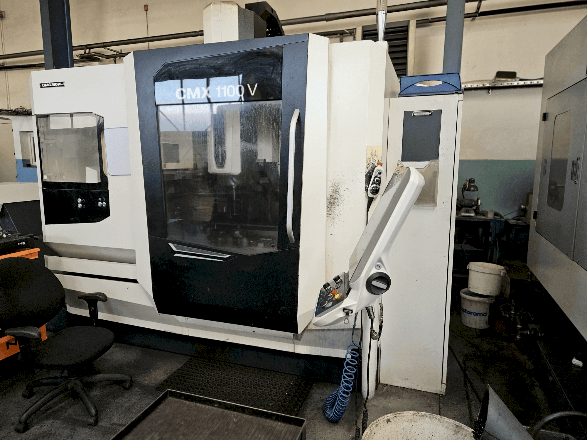 A DMG CMX 1100V gép elölnézete