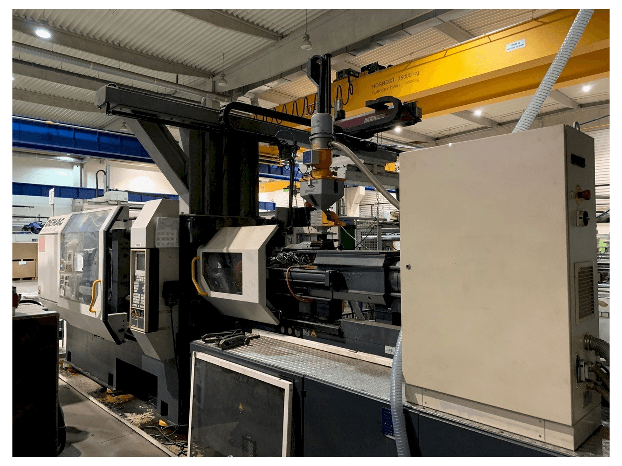 A DEMAG Ergotech 4200-1450 gép elölnézete