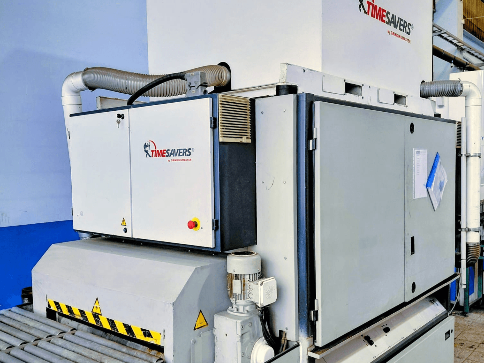 TIME SAVERS ipari csiszológép, oldalnézet, állítható hengerrel, vezérlőpanellel és porelszívó rendszerrel.