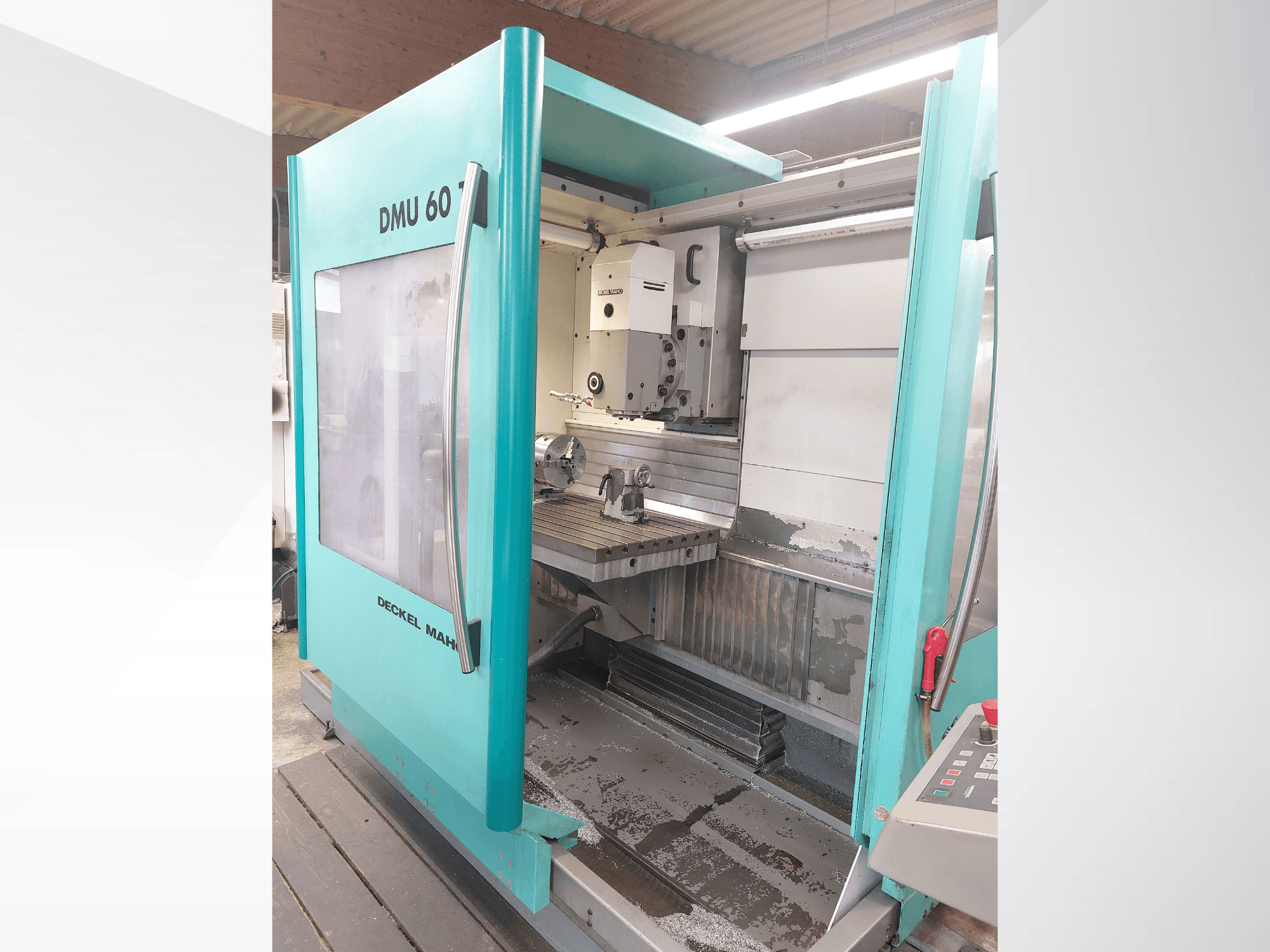 Deckel MAHO DMU 60 CNC gép, elölnézet. Látható vezérlőpanel és maróasztal munkadarab-beállítással.