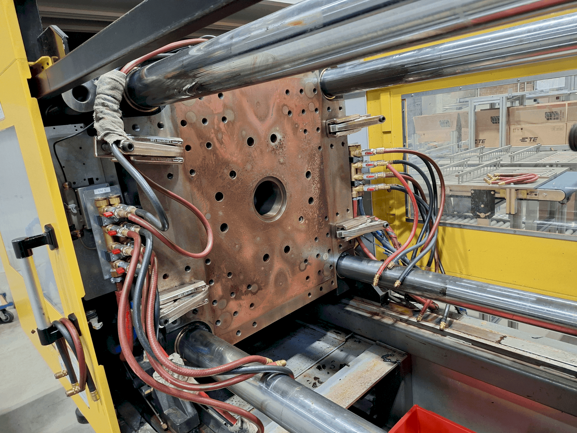 A FANUC Roboshot S220iA gép elölnézete