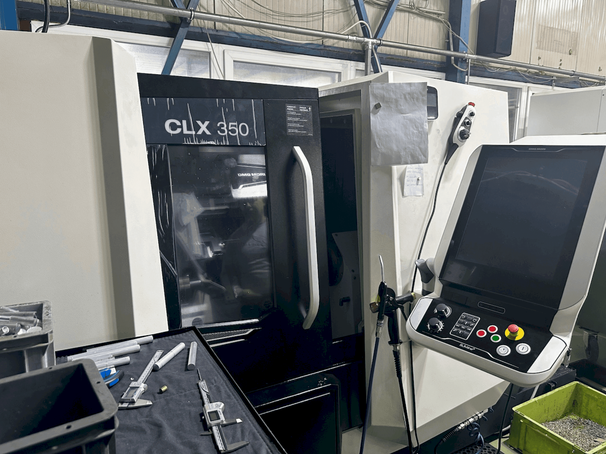 A DMG MORI CLX 350 V6 gép elölnézete