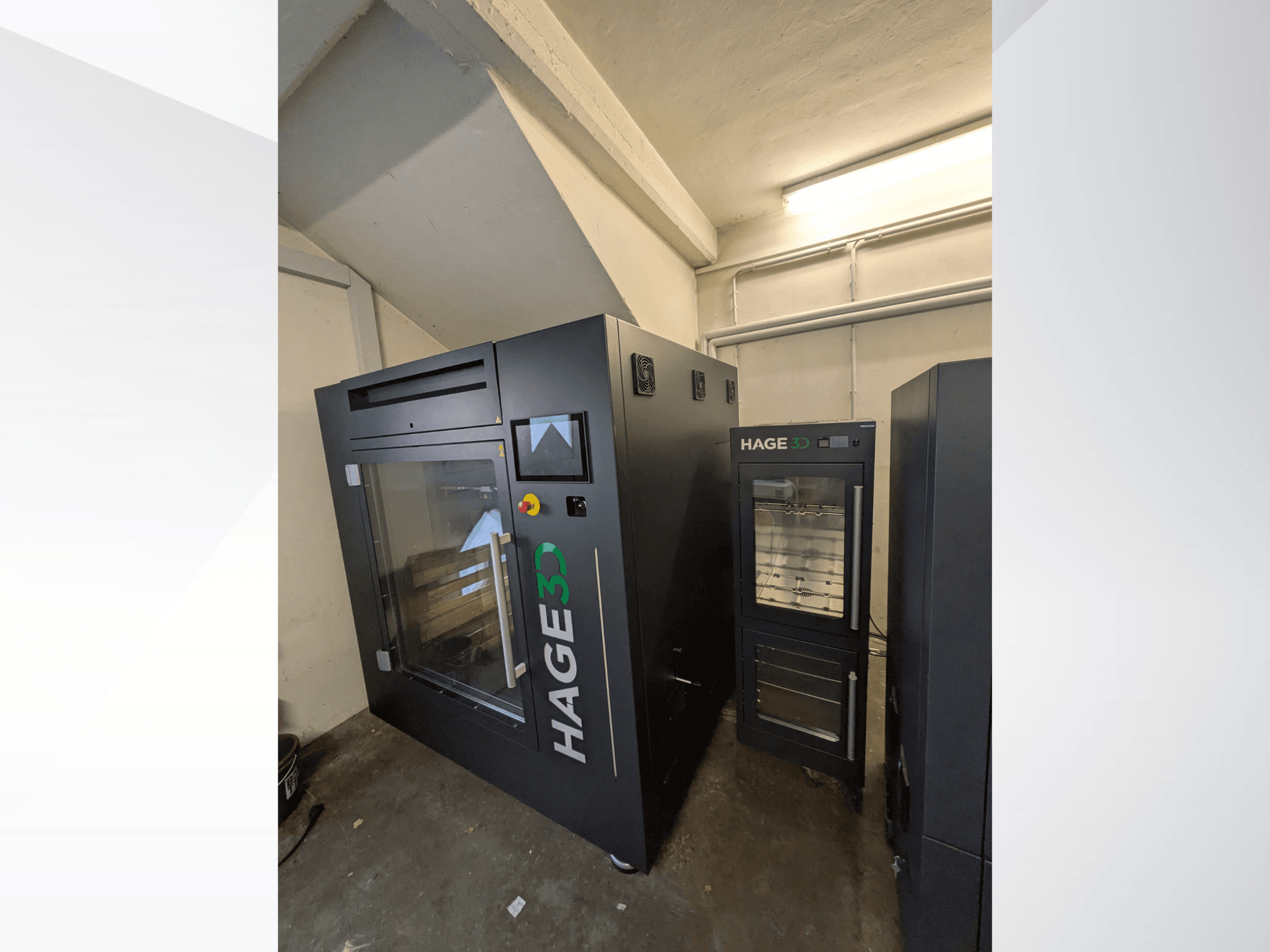 A HAGE 3D Precision One műanyag 3D-nyomtató saroknézetben, átlátszó ajtóval és vezérlőpanellel, mellette tárolóhellyel.