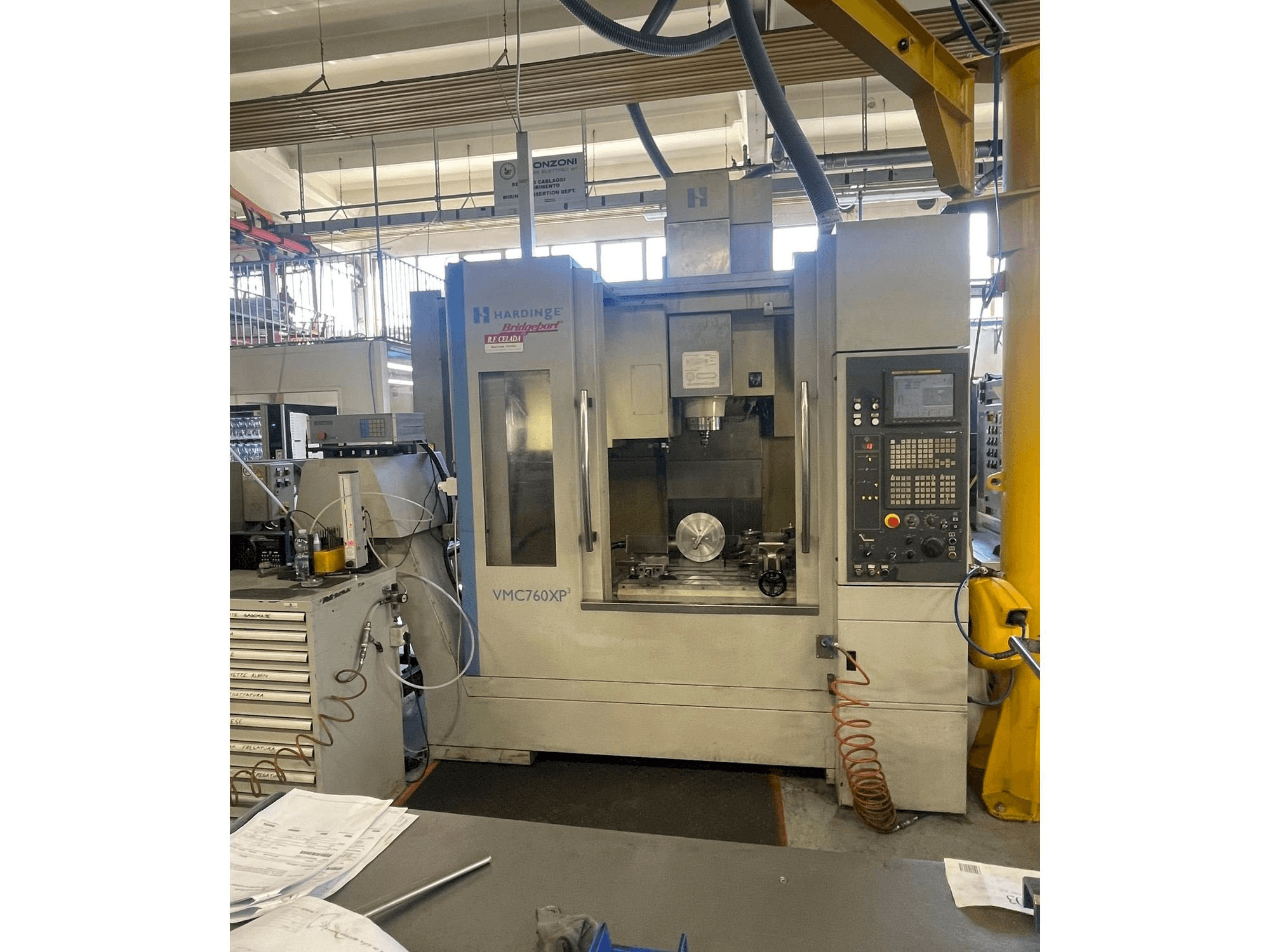 A HARDINGE Bridgeport VMC 760 XP3 gép elölnézete