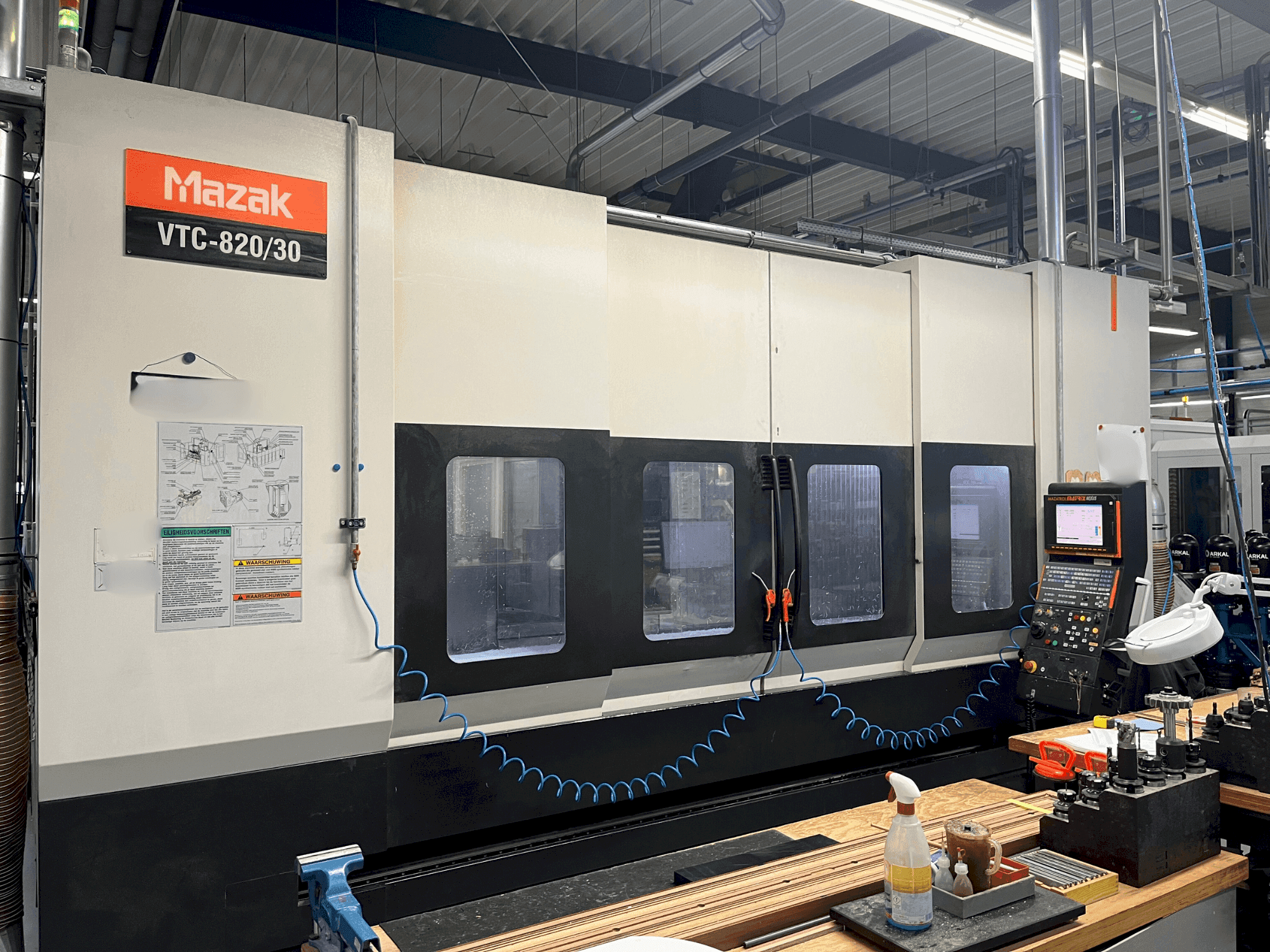 A Mazak VTC-820/30 gép elölnézete