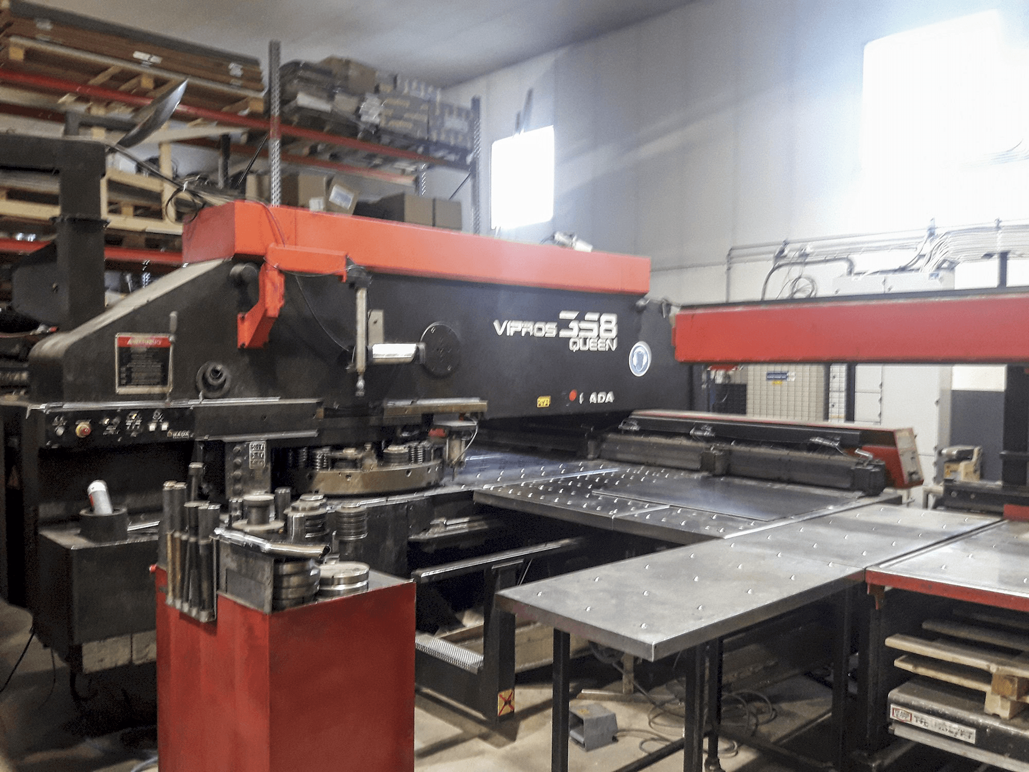A AMADA Vipros 358 QUEEN gép jobb nézete