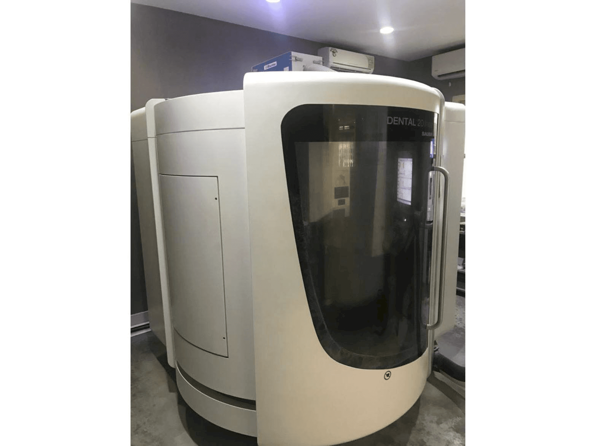 A DMG Mori Seiki HSC 20 Linear Dental Sauer gép elölnézete