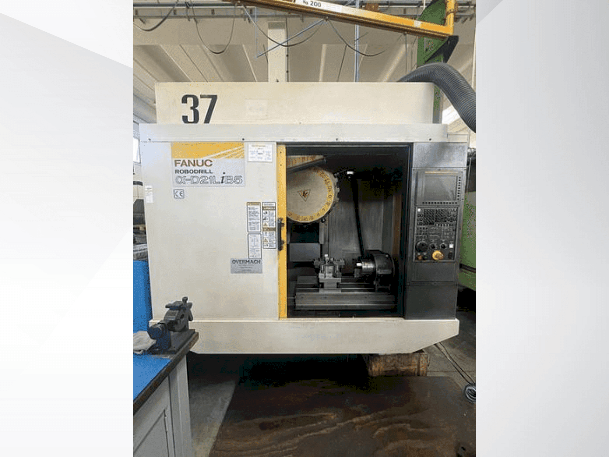 A FANUC Robodrill α-D21LiB5 gép elölnézete