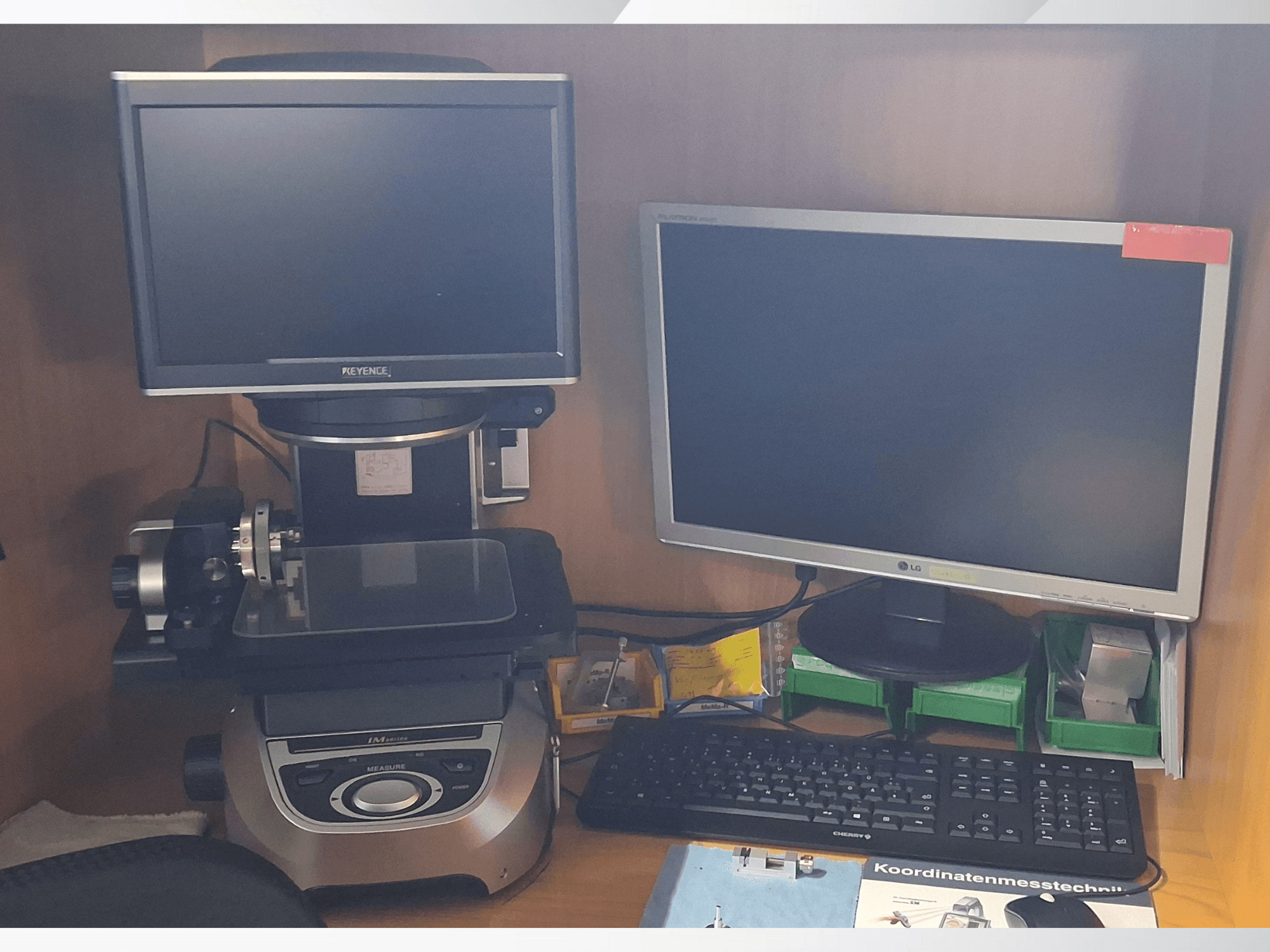 Keyence mérőrendszer két monitorral (egy LG, egy Keyence) és egy billentyűzettel, szemből nézve.