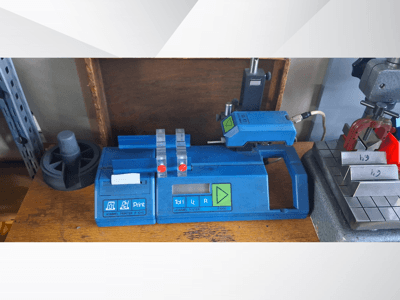 Hommel Printer P 1010 és Tester T1000 oldalnézetben, kék burkolattal, gombokkal és piros kijelzőkkel, egy munkapadon.