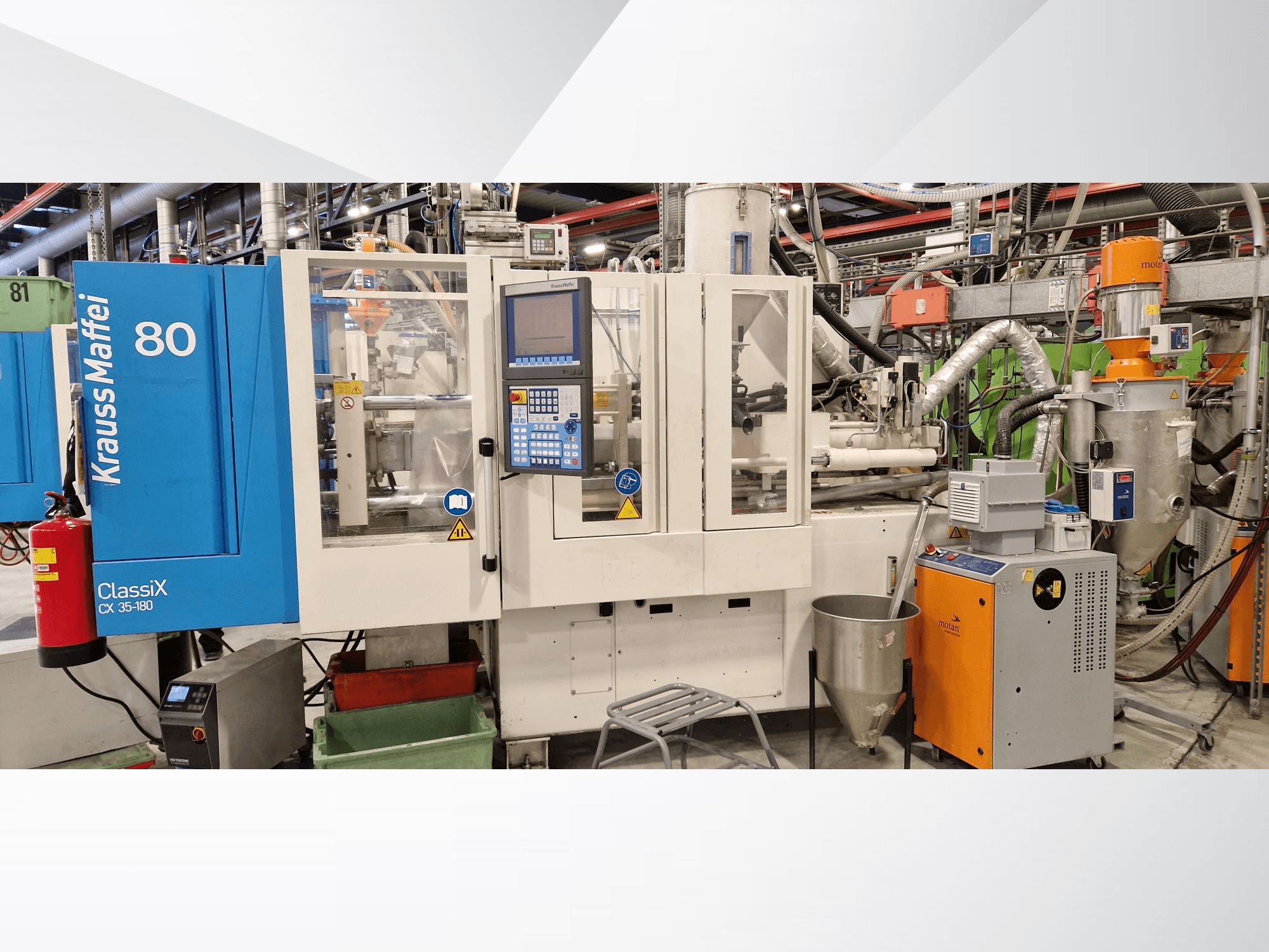 Krauss Maffei ClassiX CX 35-180 hidraulikus fröccsöntőgép, elölnézetből, a vezérlőpanel és a segédberendezések láthatóak.