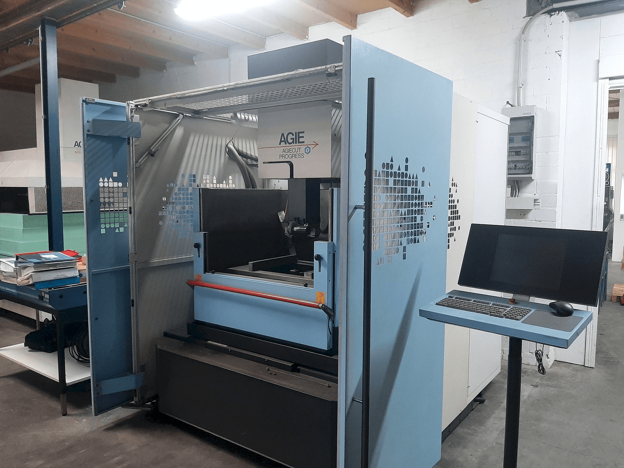 A AGIE Agiecut Progress 3 gép elölnézete