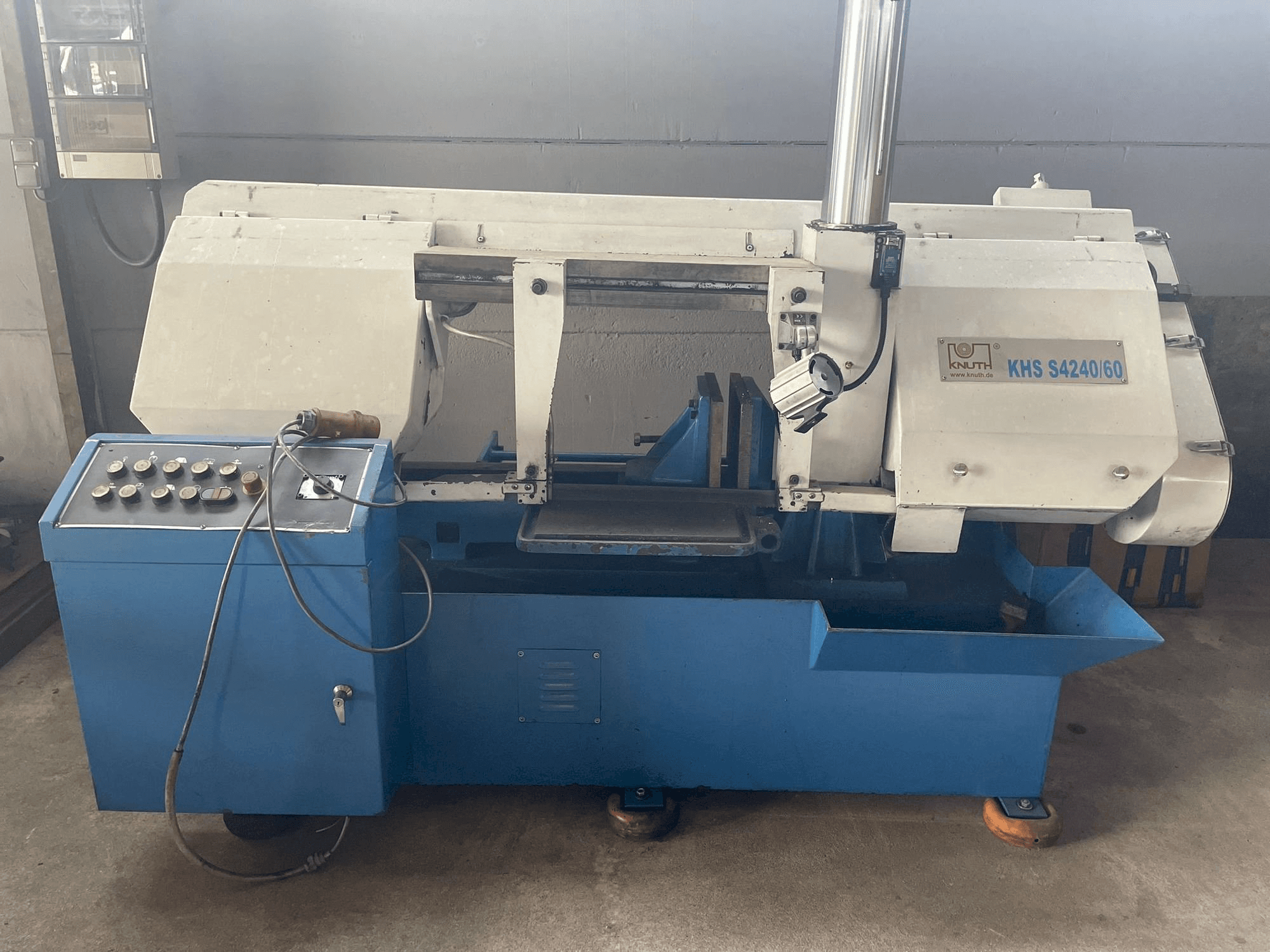 A KNUTH KHS S4240/60 gép elölnézete