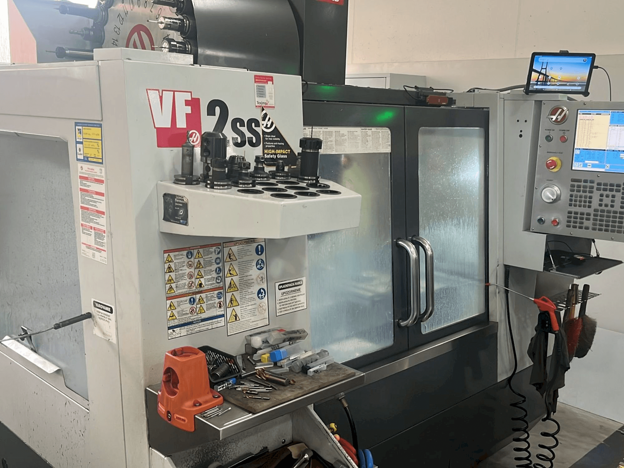 A HAAS VF-2SS gép elölnézete