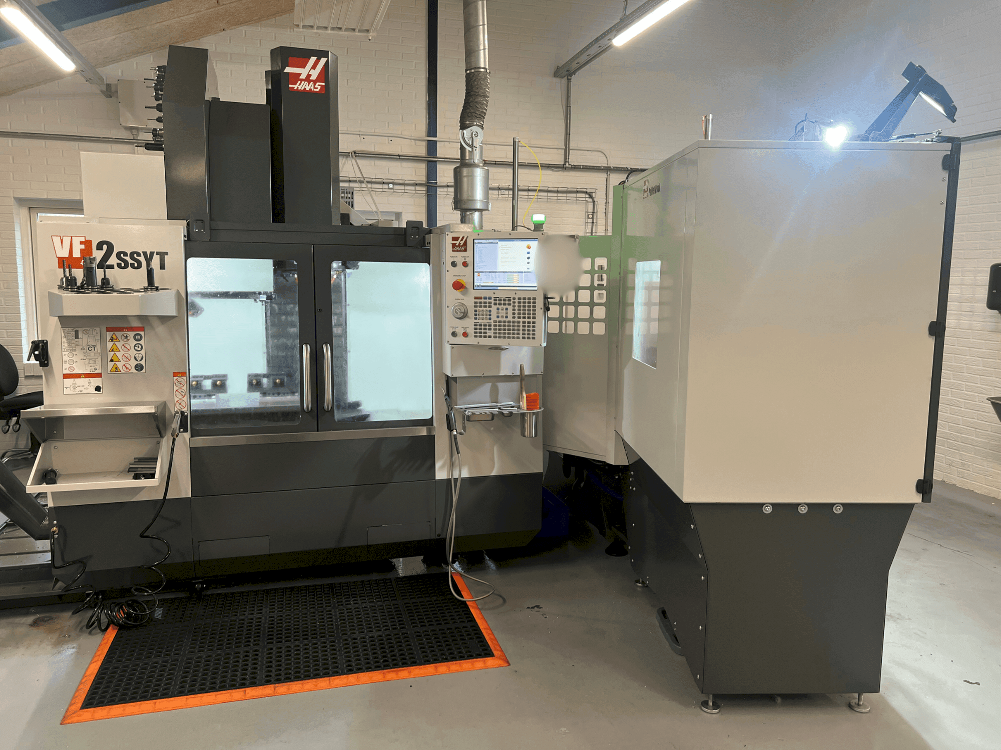 A HAAS VF-2SSYT gép elölnézete