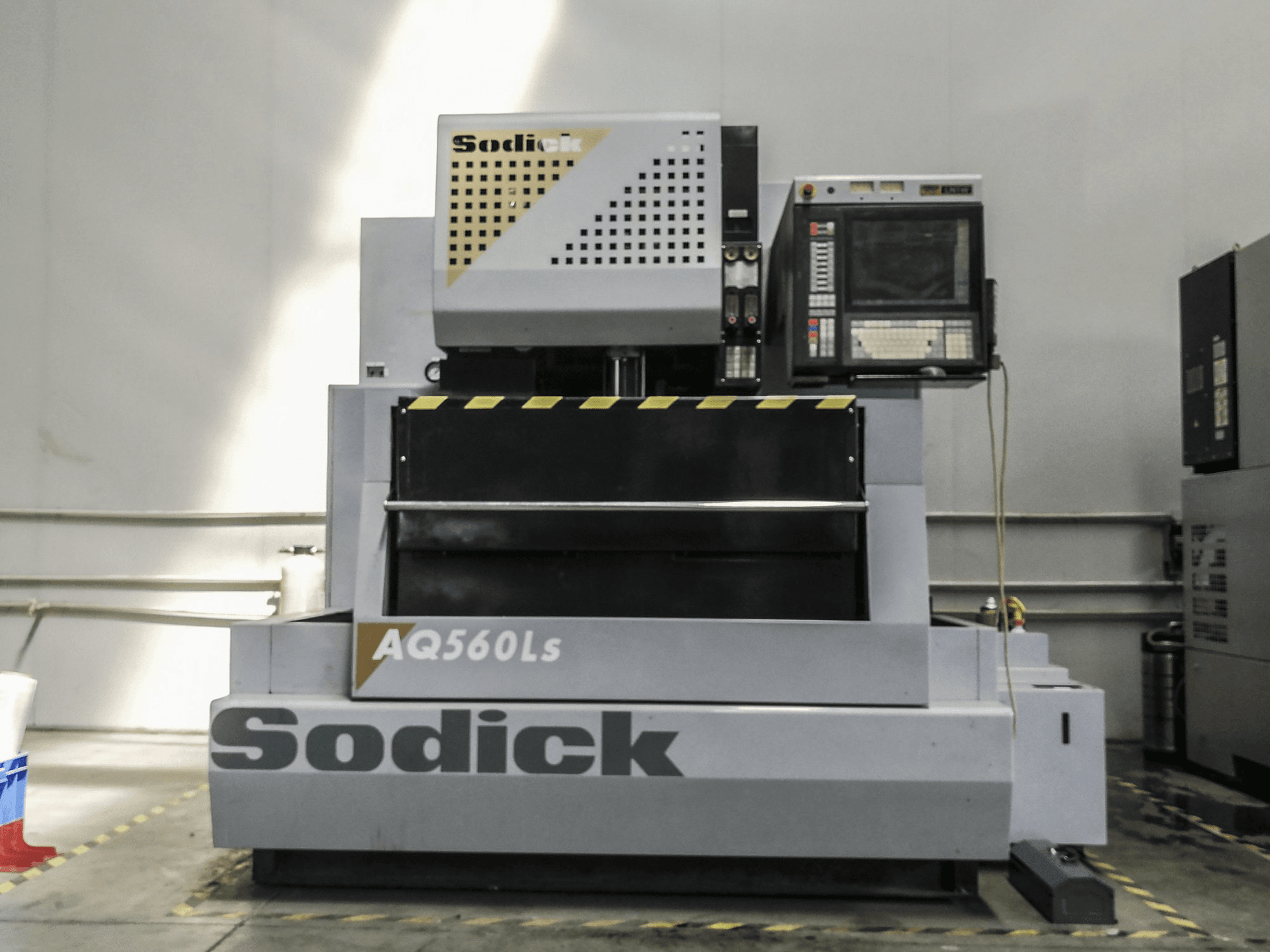 A Sodick AQ560LS gép elölnézete