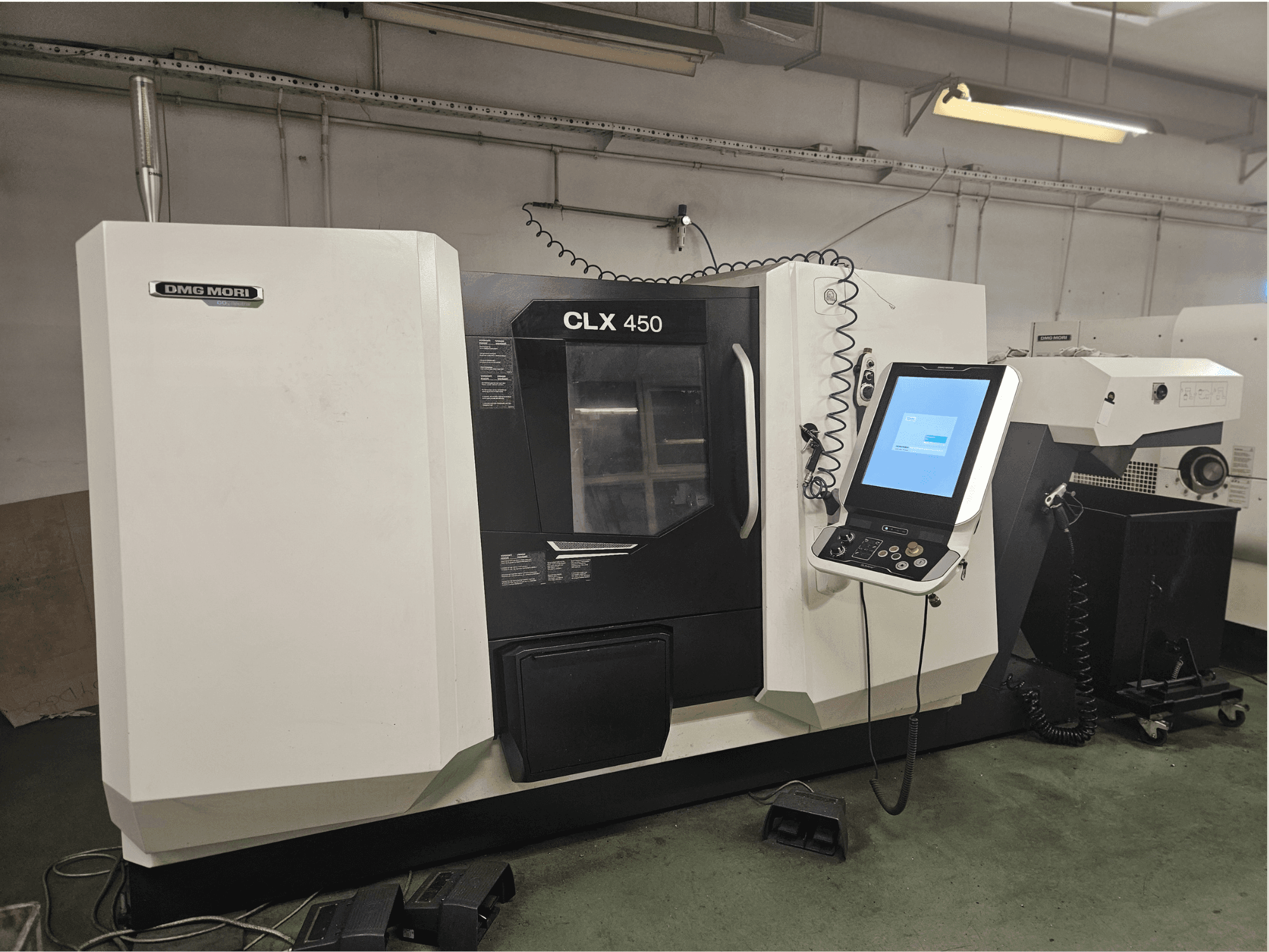 DMG MORI CLX 450 CNC-gép elölnézetben, kezelőpanellel és érintőképernyős kijelzővel, műhelykörnyezetben.
