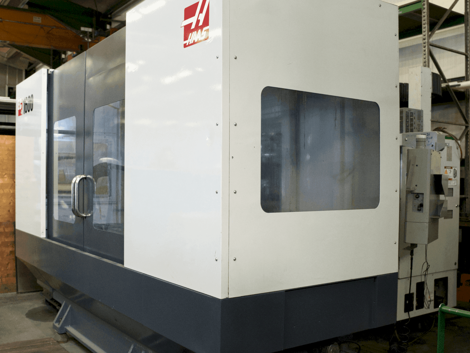 A HAAS EC-1600 gép elölnézete